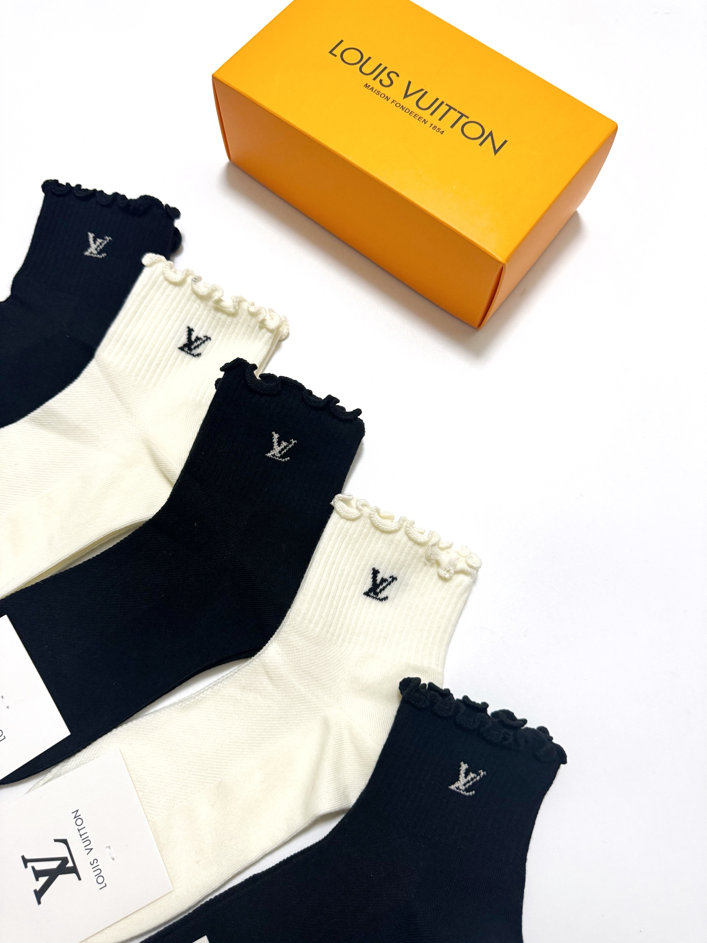 配包装
🌟【一盒5 双】
 🌟LV 路易威登 经典字母logo ins超火爆短筒袜，纯棉面料，潮人必备