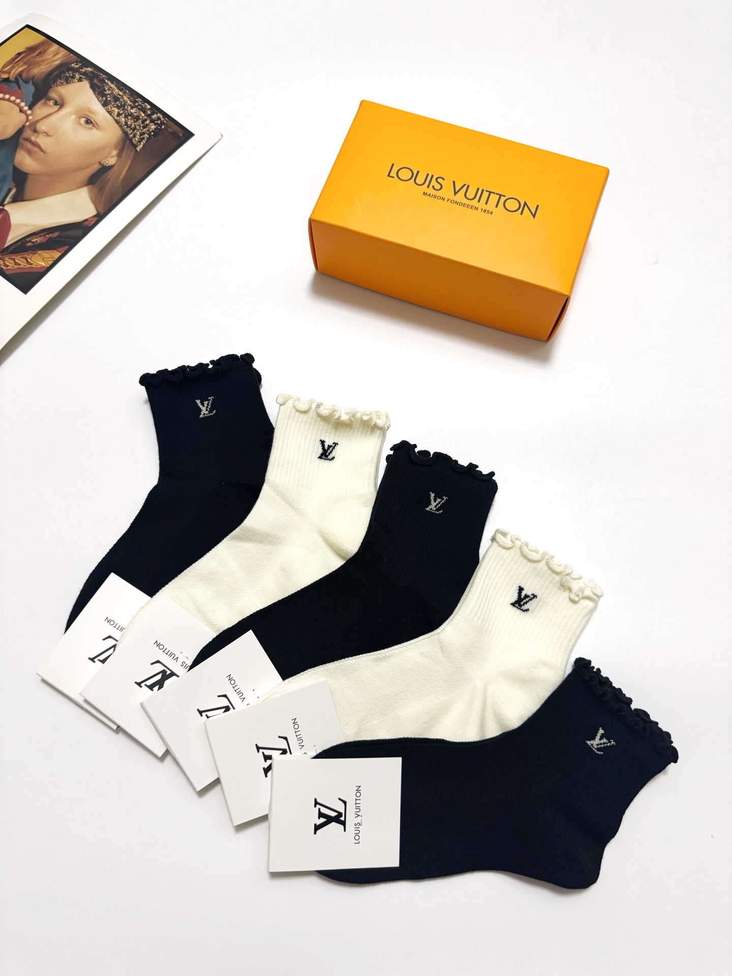  配包装
🌟【一盒5 双】
 🌟LV 路易威登 经典字母logo ins超火爆短筒袜，纯棉面料，潮人必备