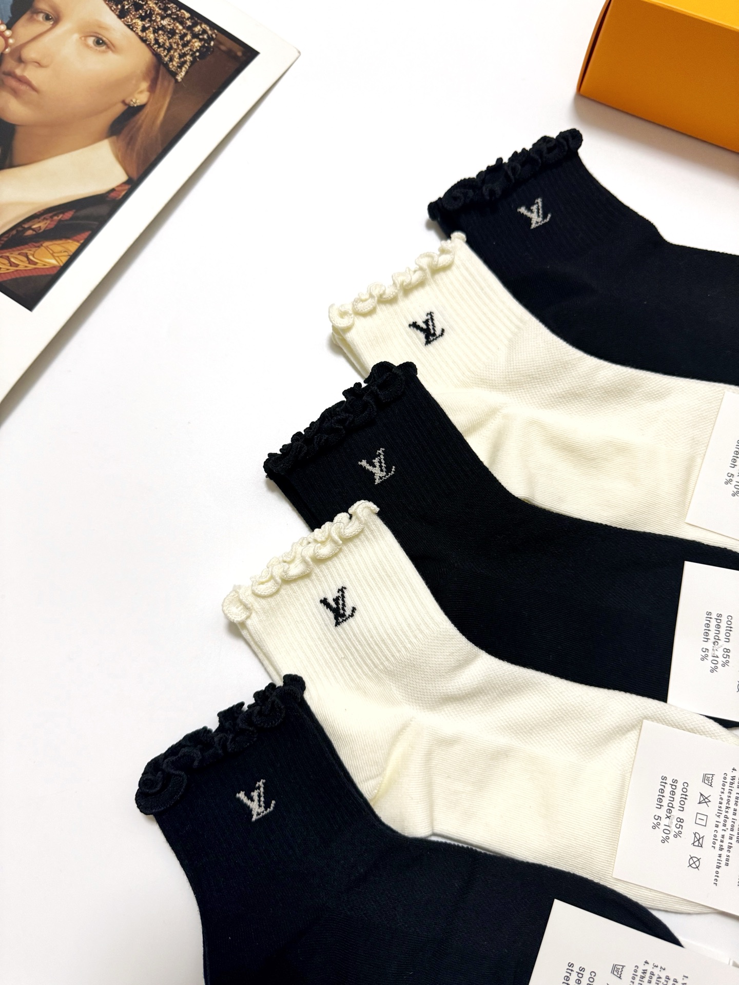  配包装
🌟【一盒5 双】
 🌟LV 路易威登 经典字母logo ins超火爆短筒袜，纯棉面料，潮人必备