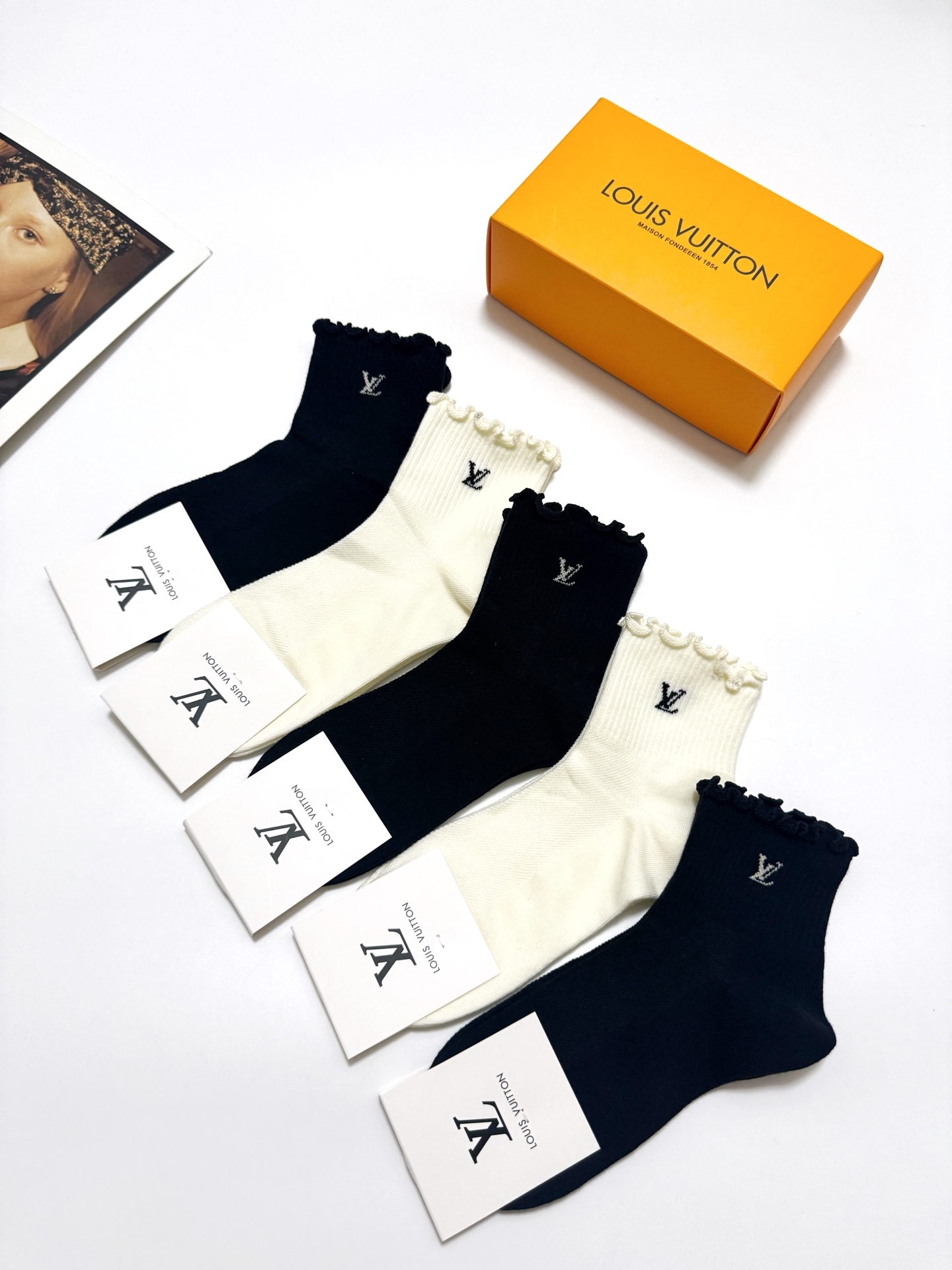  配包装
🌟【一盒5 双】
 🌟LV 路易威登 经典字母logo ins超火爆短筒袜，纯棉面料，潮人必备