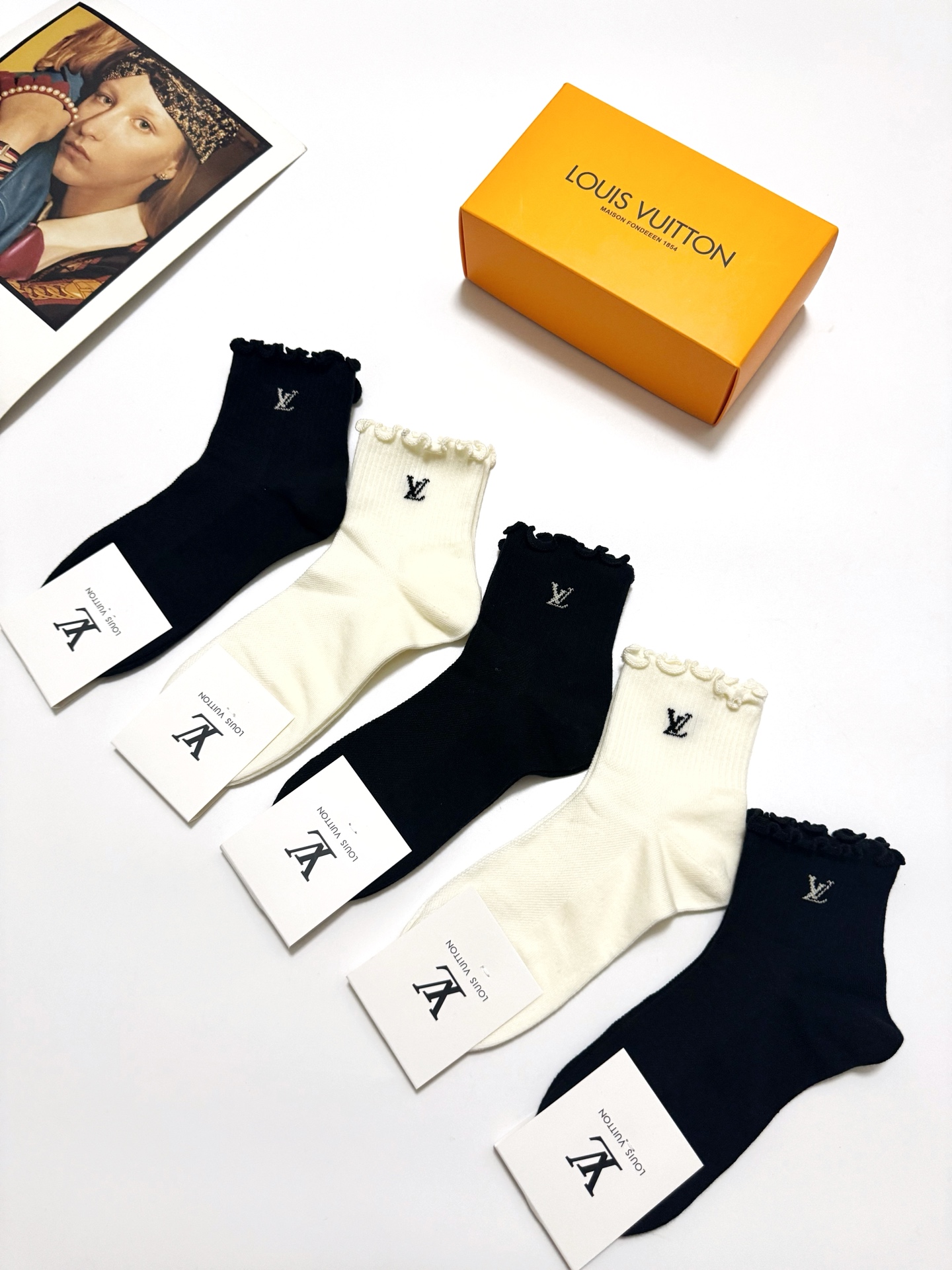  配包装
🌟【一盒5 双】
 🌟LV 路易威登 经典字母logo ins超火爆短筒袜，纯棉面料，潮人必备