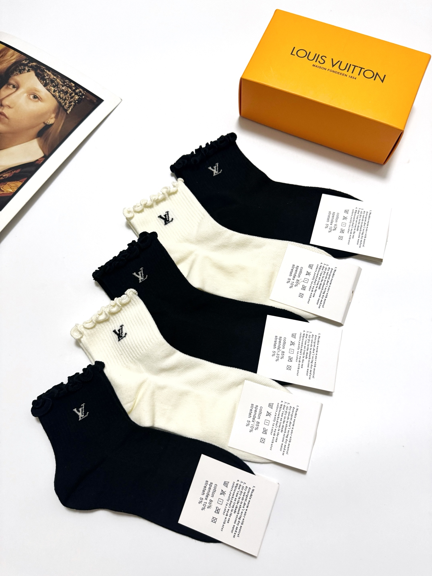  配包装
🌟【一盒5 双】
 🌟LV 路易威登 经典字母logo ins超火爆短筒袜，纯棉面料，潮人必备
