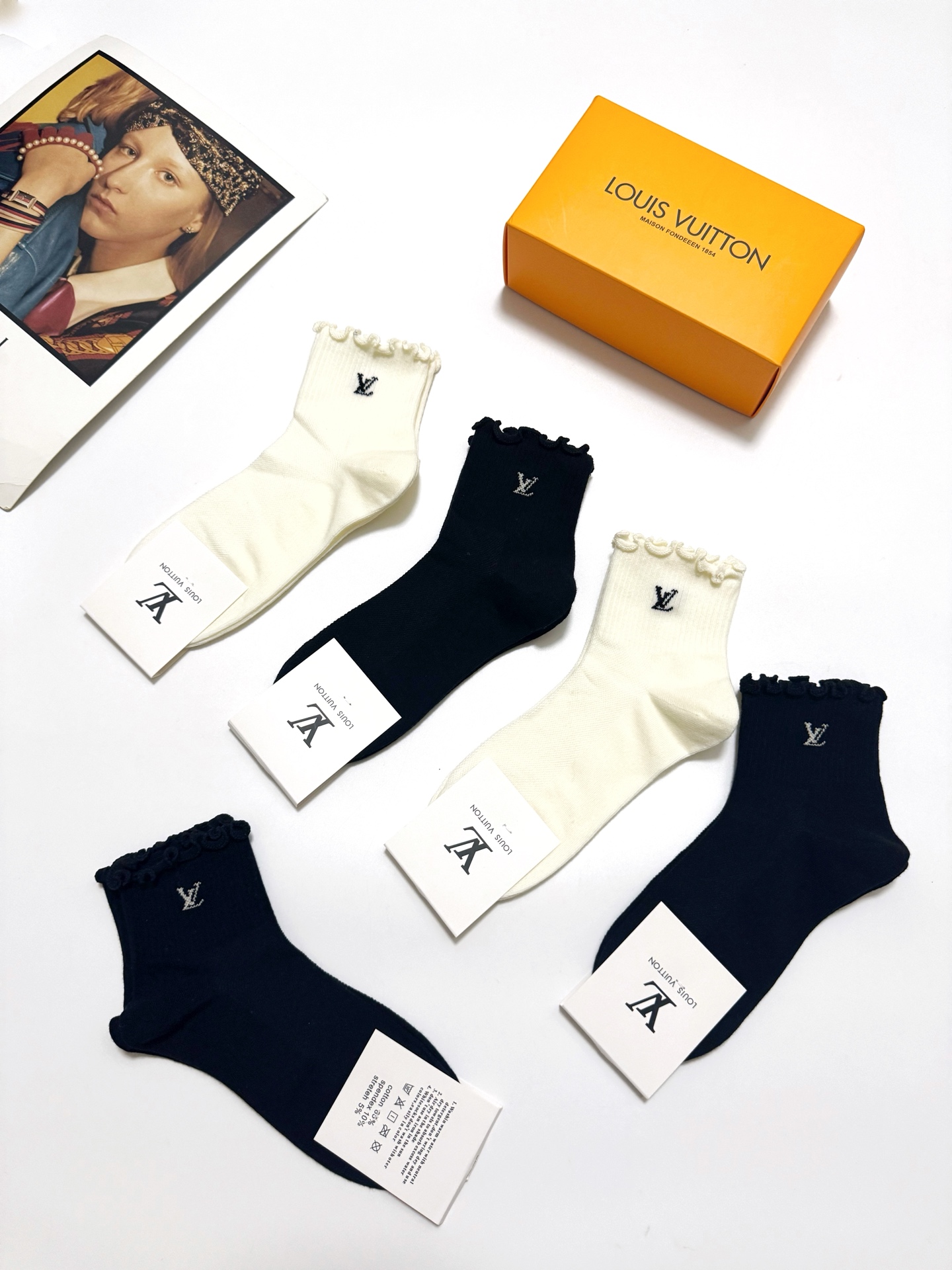  配包装
🌟【一盒5 双】
 🌟LV 路易威登 经典字母logo ins超火爆短筒袜，纯棉面料，潮人必备