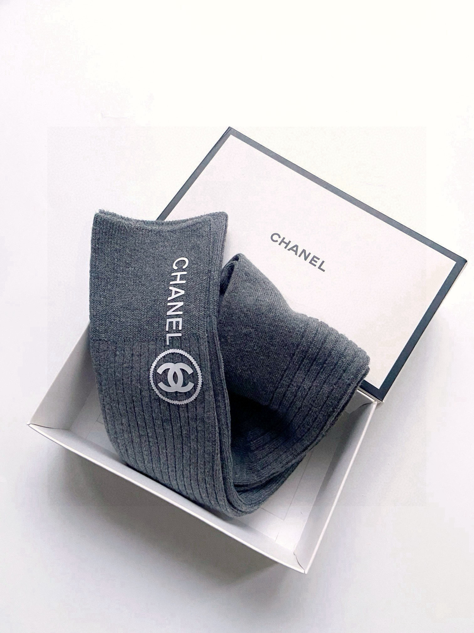    配包装
🌟【一盒一双】
🌟Chanel 香奈儿 经典双C字母logo纯棉长筒袜  小腿袜
🌟ins