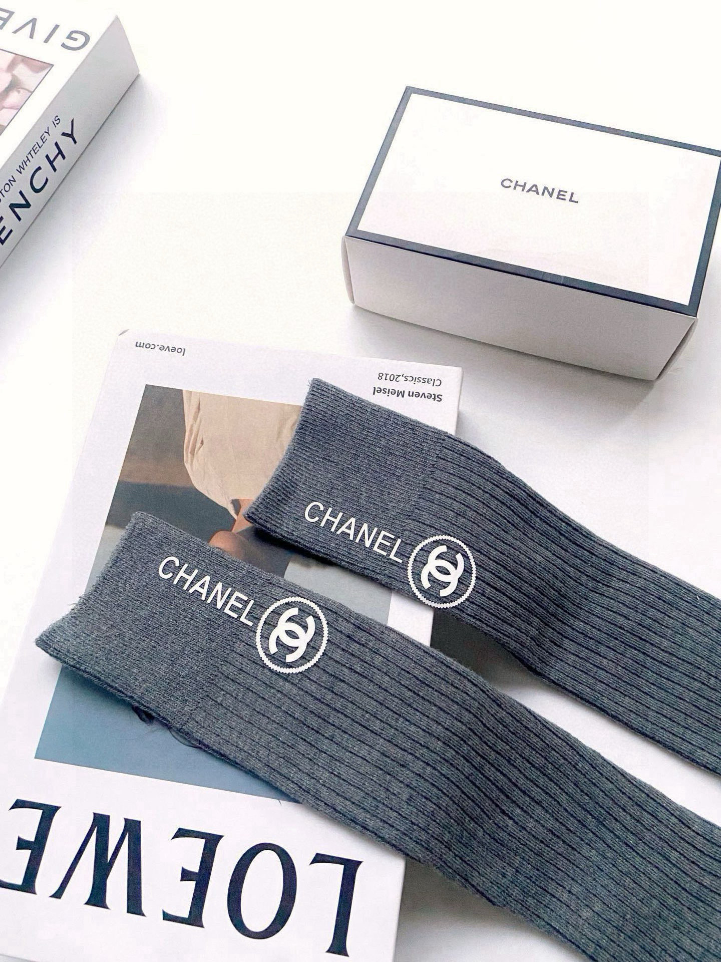    配包装
🌟【一盒一双】
🌟Chanel 香奈儿 经典双C字母logo纯棉长筒袜  小腿袜
🌟ins
