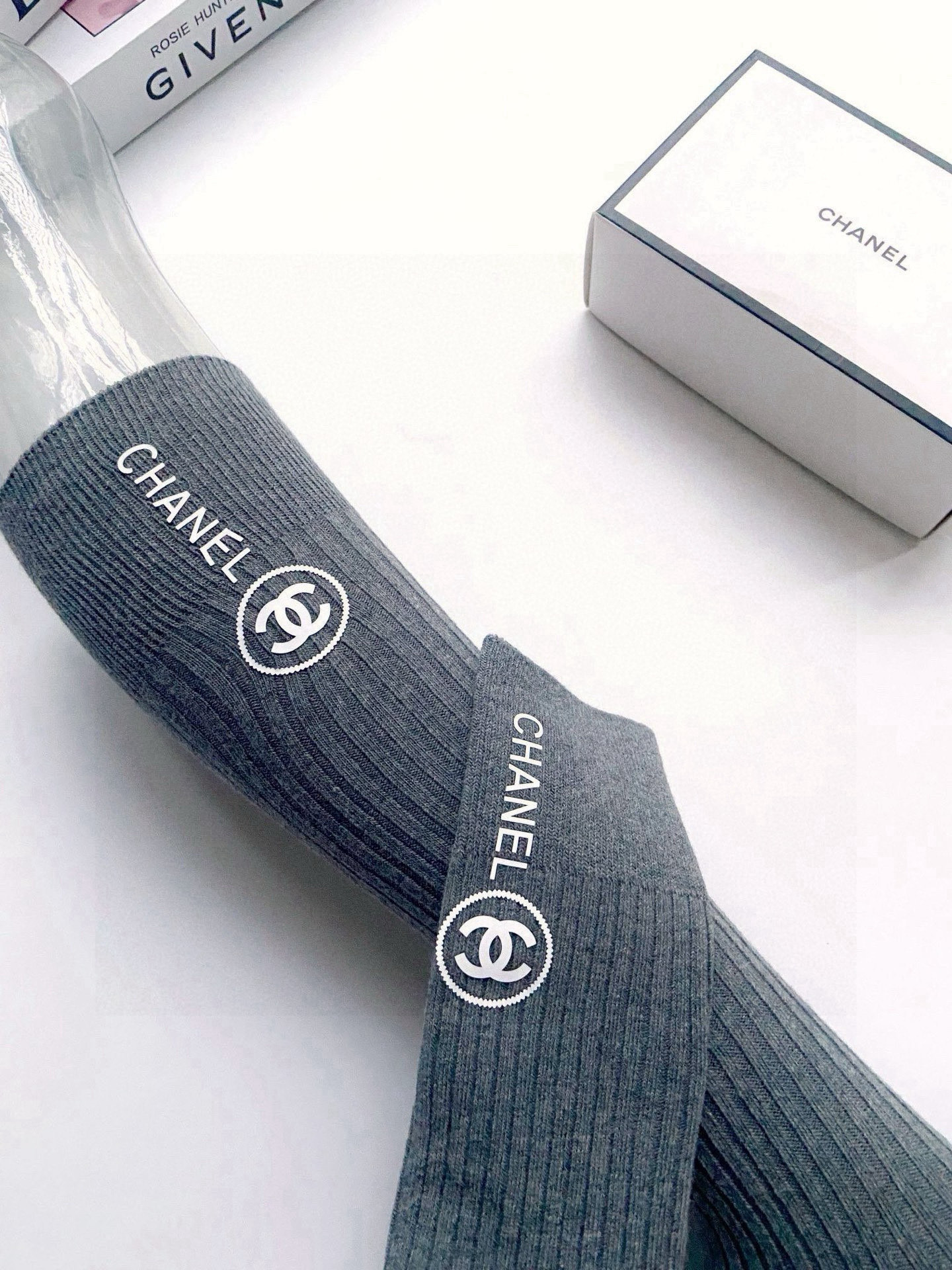    配包装
🌟【一盒一双】
🌟Chanel 香奈儿 经典双C字母logo纯棉长筒袜  小腿袜
🌟ins