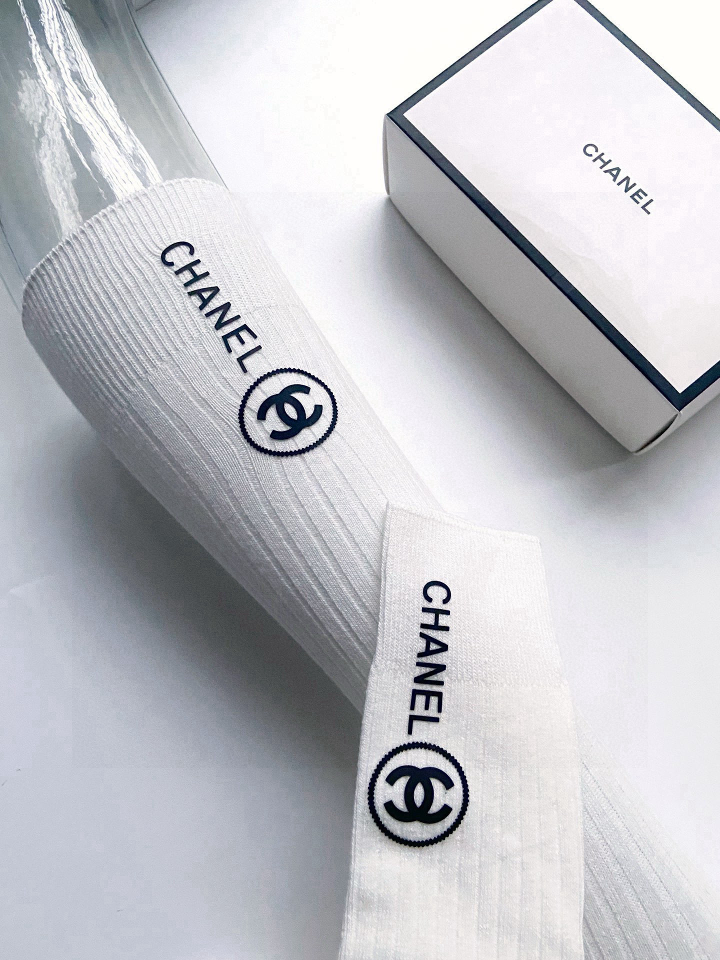    配包装
🌟【一盒一双】
🌟Chanel 香奈儿 经典双C字母logo纯棉长筒袜  小腿袜
🌟ins