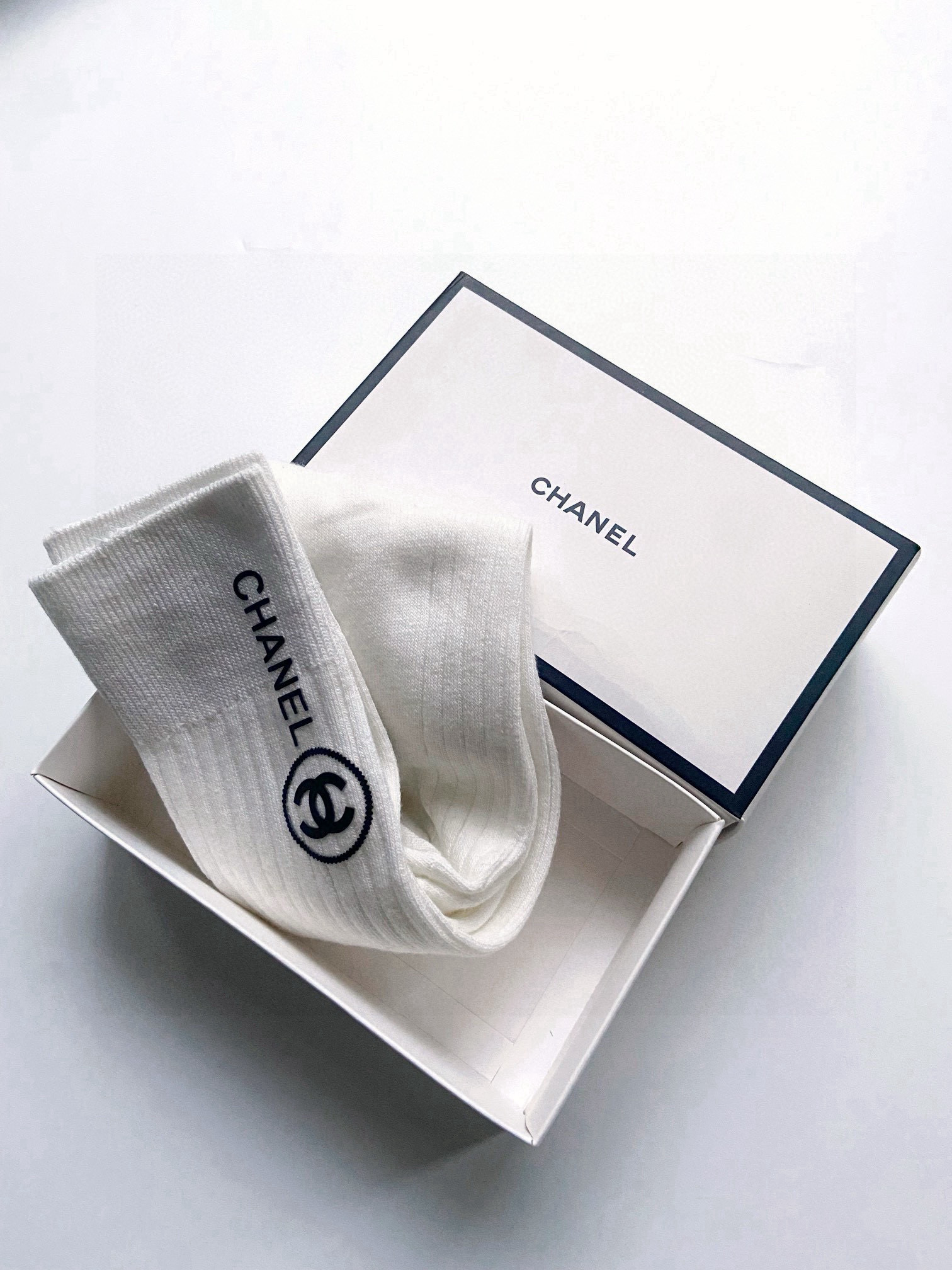    配包装
🌟【一盒一双】
🌟Chanel 香奈儿 经典双C字母logo纯棉长筒袜  小腿袜
🌟ins