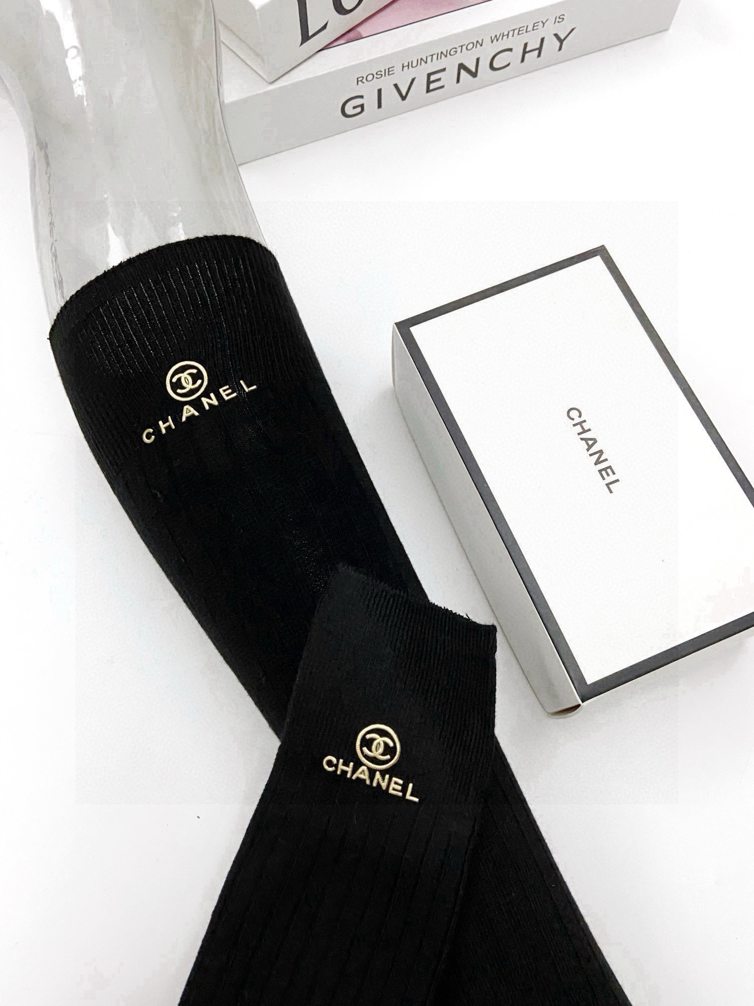    配包装
🌟【一盒一双】
🌟Chanel 香奈儿 经典双C字母logo纯棉长筒袜  小腿袜
🌟ins