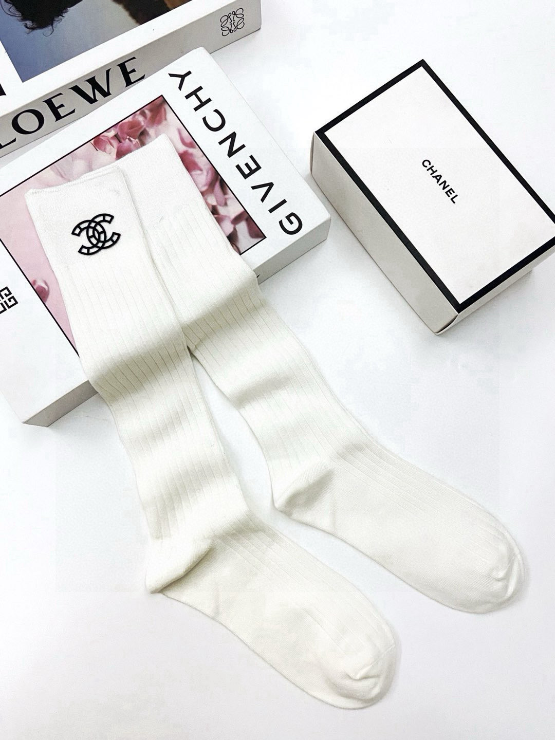   配包装
🌟【一盒一双】
🌟Chanel 香奈儿 经典双C字母logo纯棉长筒袜  小腿袜
🌟ins
