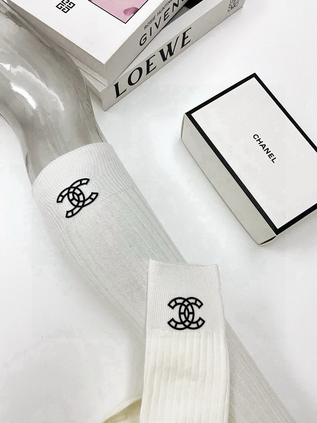    配包装
🌟【一盒一双】
🌟Chanel 香奈儿 经典双C字母logo纯棉长筒袜  小腿袜
🌟ins