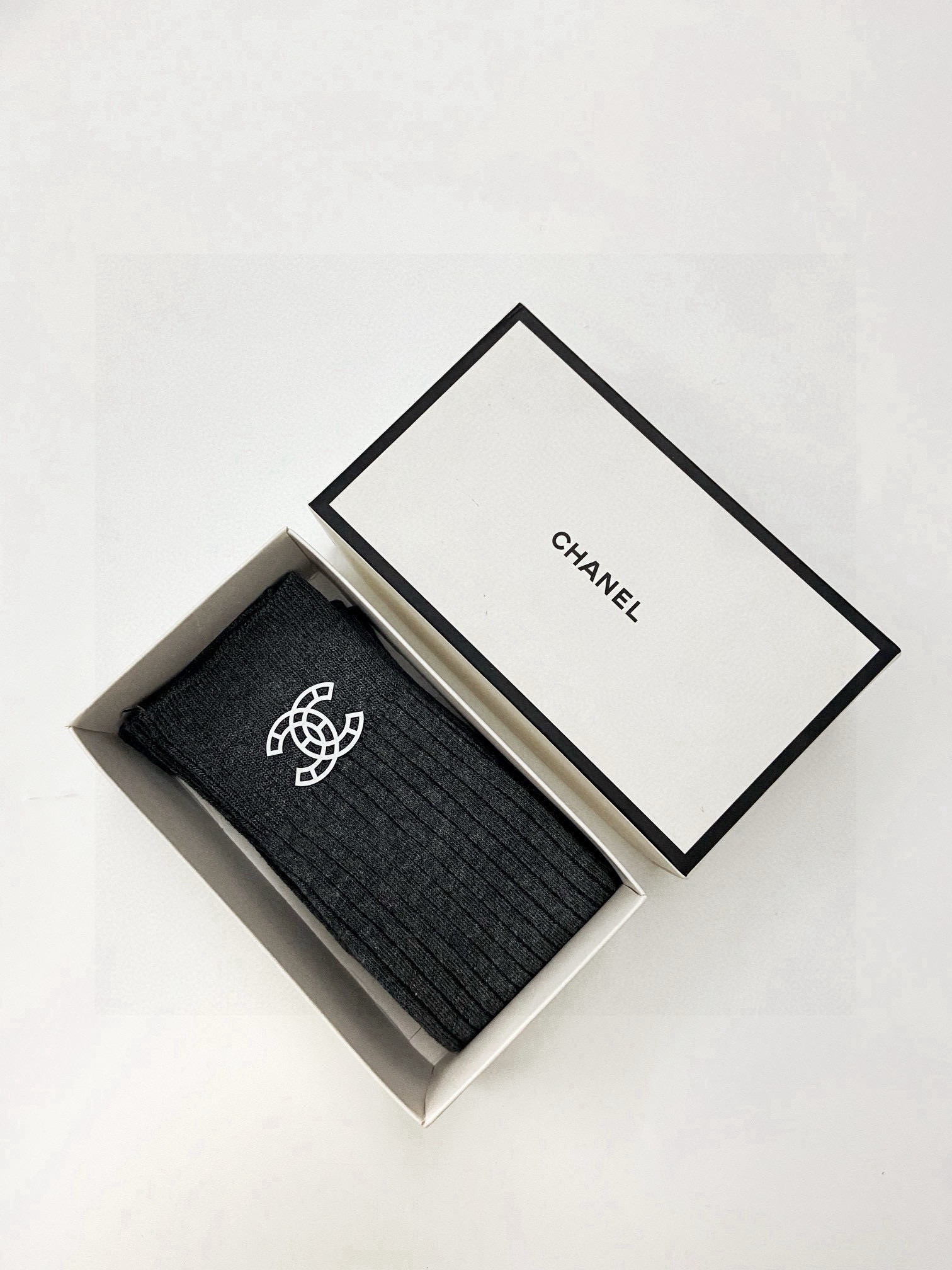    配包装
🌟【一盒一双】
🌟Chanel 香奈儿 经典双C字母logo纯棉长筒袜  小腿袜
🌟ins