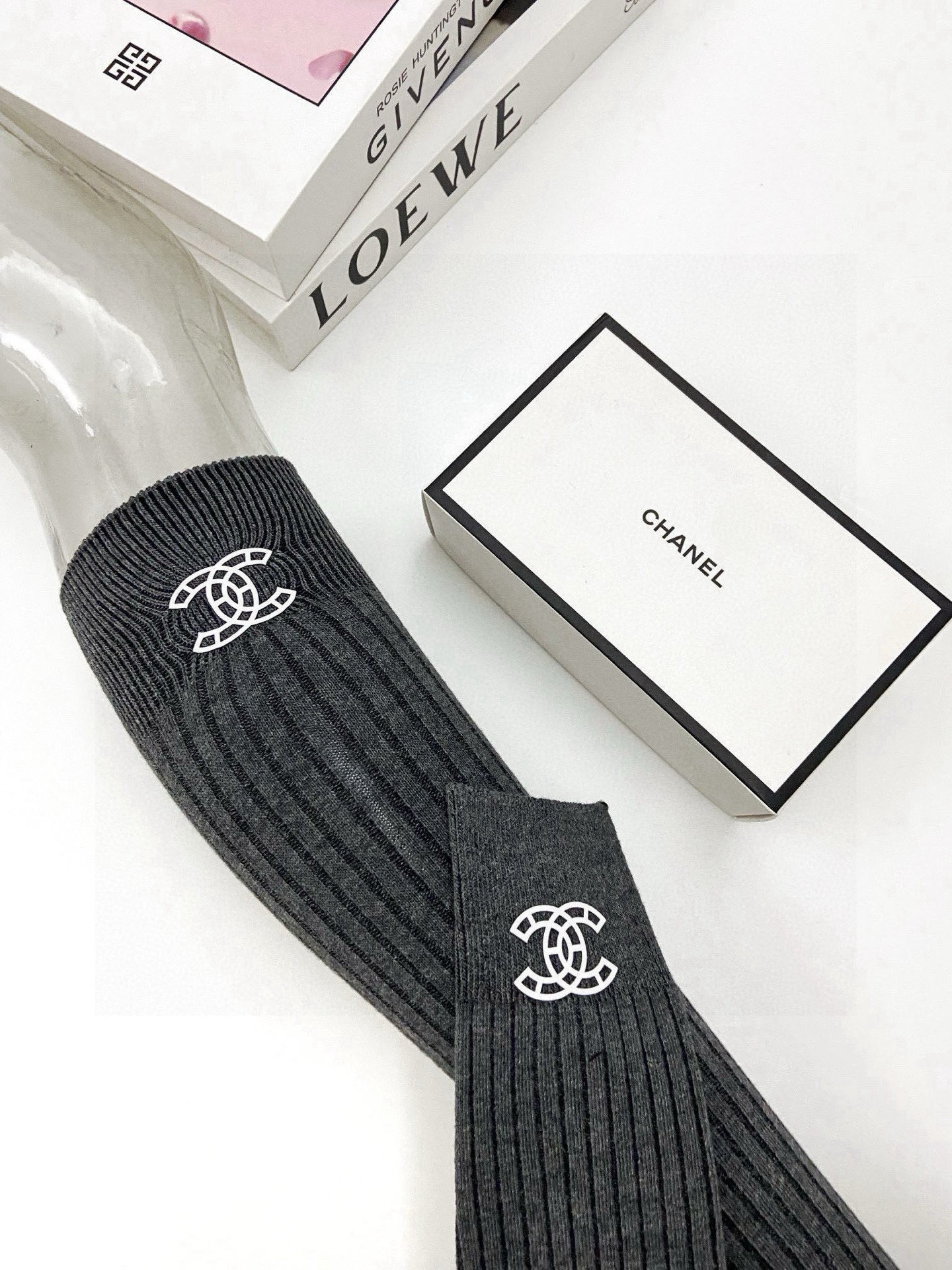    配包装
🌟【一盒一双】
🌟Chanel 香奈儿 经典双C字母logo纯棉长筒袜  小腿袜
🌟ins