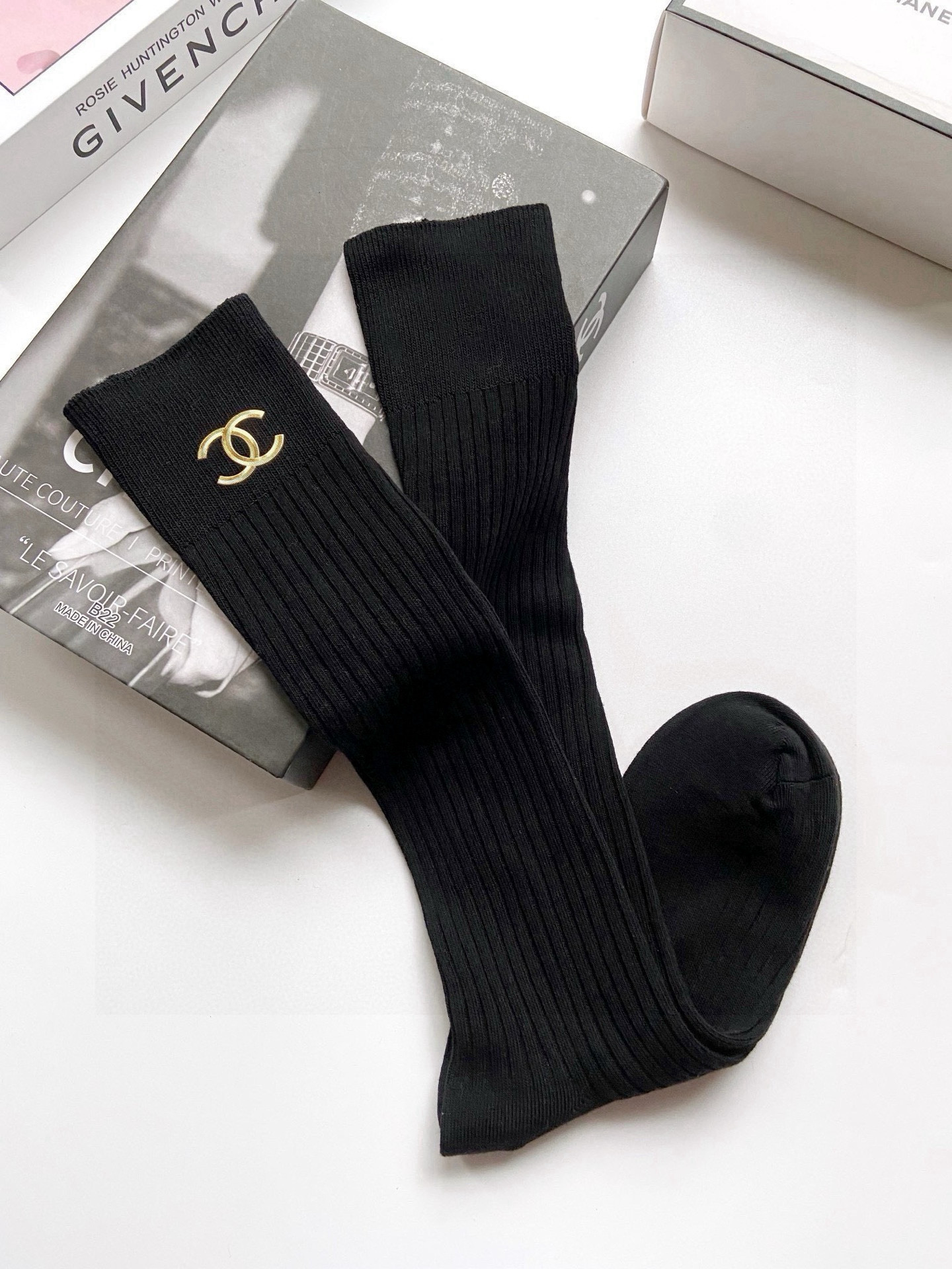    配包装
🌟【一盒一双】
🌟Chanel 香奈儿 经典双C字母logo纯棉长筒袜  小腿袜
🌟ins