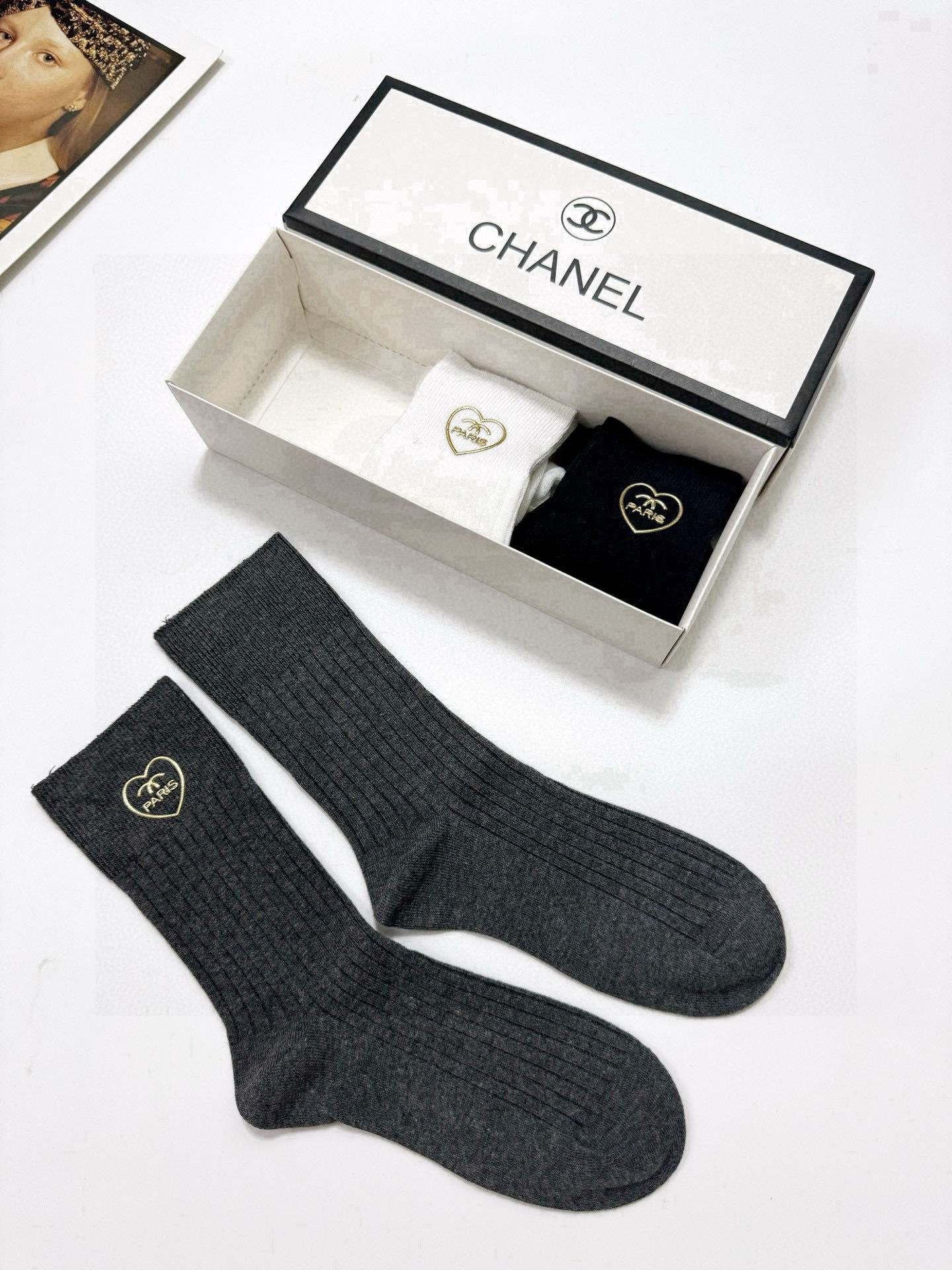   配包装
🌟【一盒3 双】
🌟Chanel 香奈儿 经典字母logo 纯棉中筒袜 小腿袜 
🌟ins爆