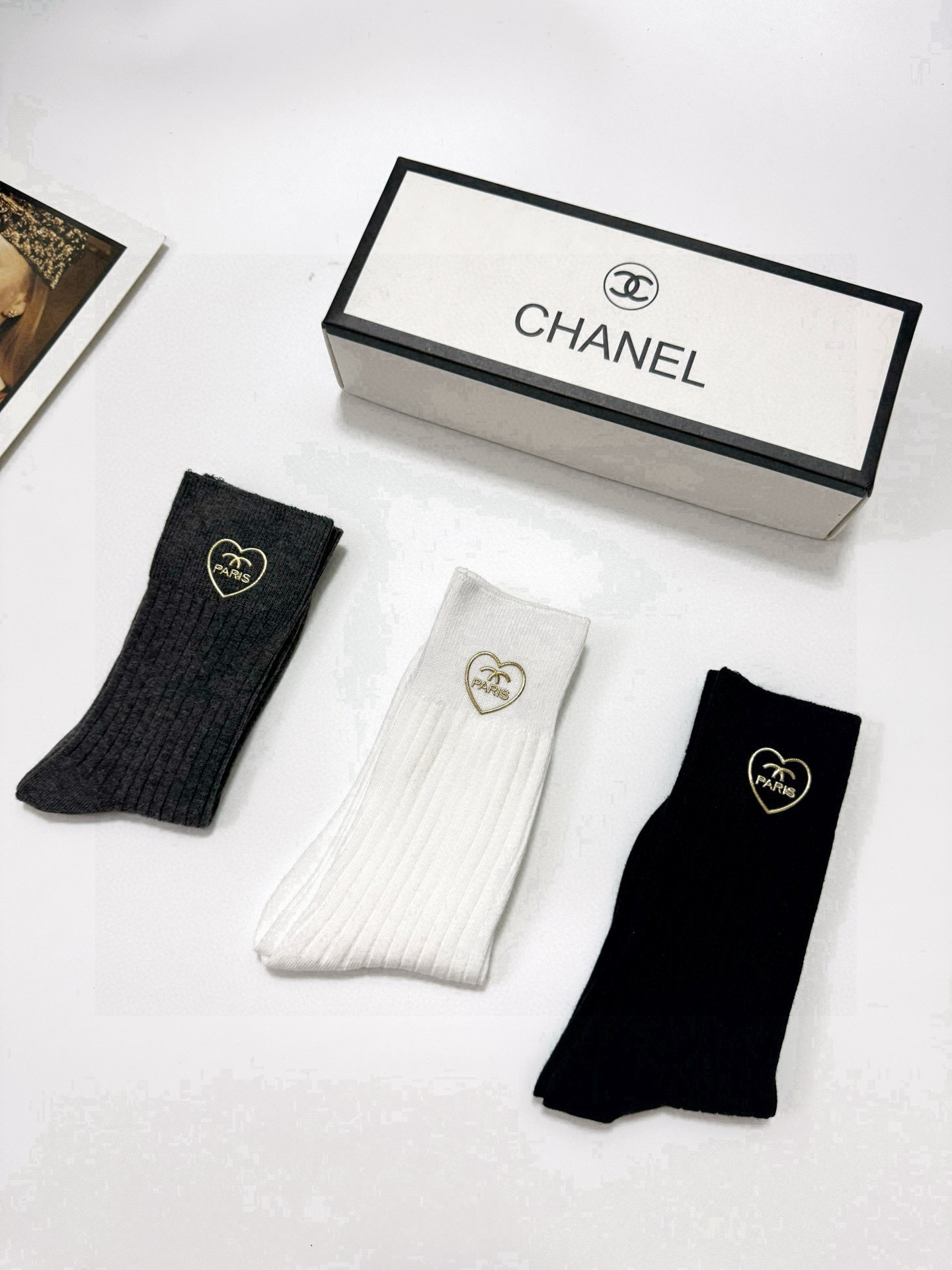   配包装
🌟【一盒3 双】
🌟Chanel 香奈儿 经典字母logo 纯棉中筒袜 小腿袜 
🌟ins爆