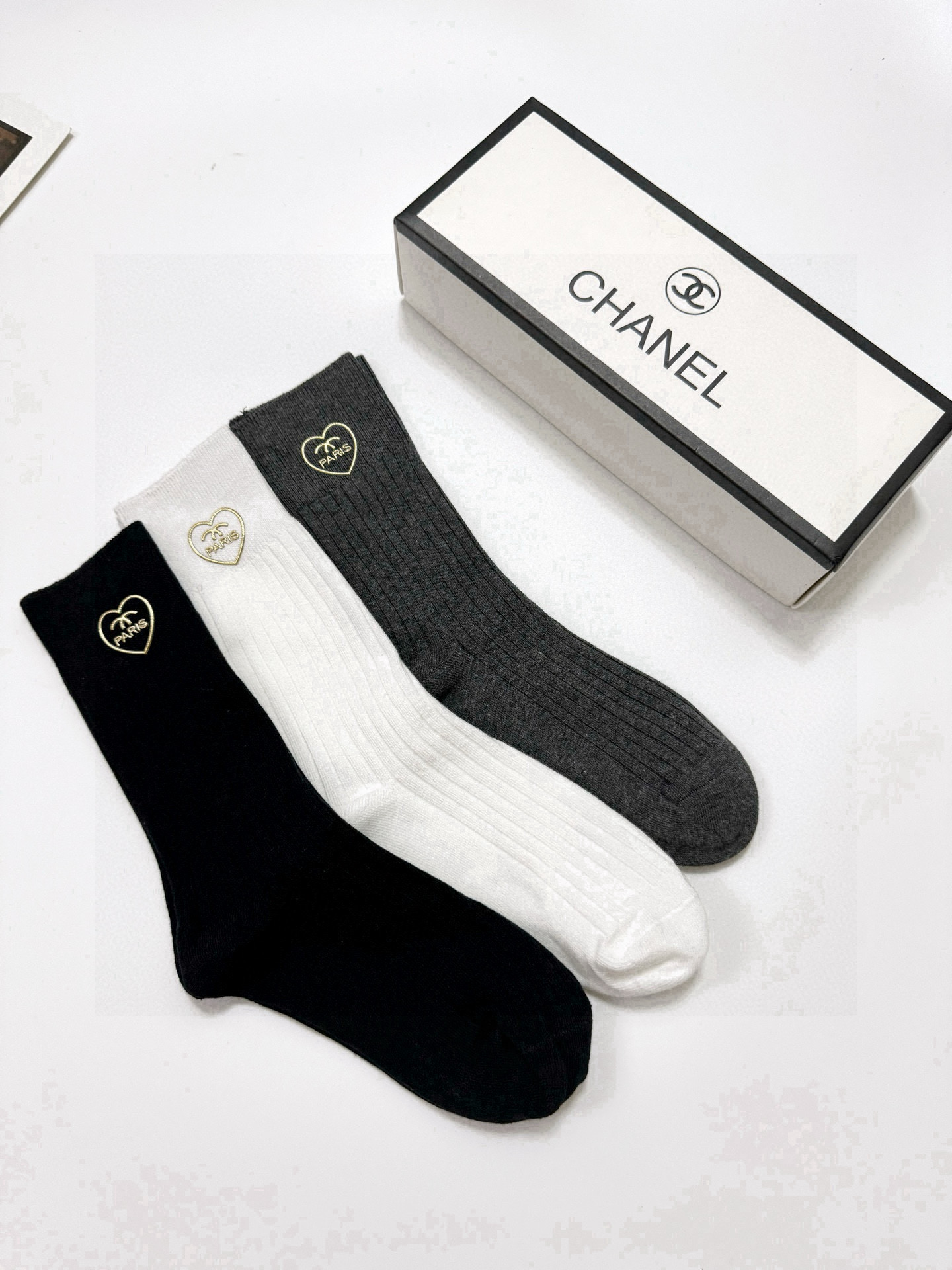   配包装
🌟【一盒3 双】
🌟Chanel 香奈儿 经典字母logo 纯棉中筒袜 小腿袜 
🌟ins爆