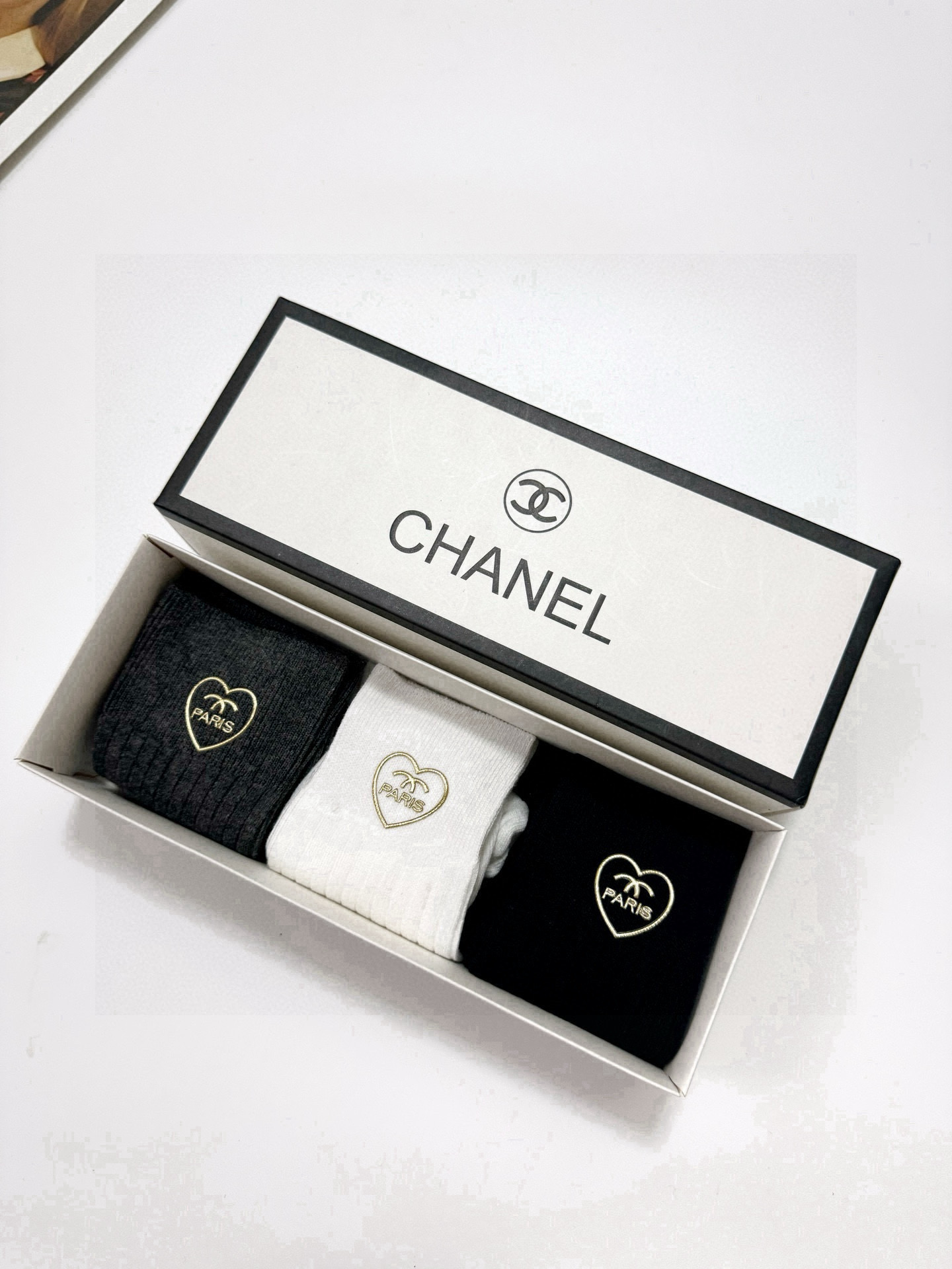   配包装
🌟【一盒3 双】
🌟Chanel 香奈儿 经典字母logo 纯棉中筒袜 小腿袜 
🌟ins爆