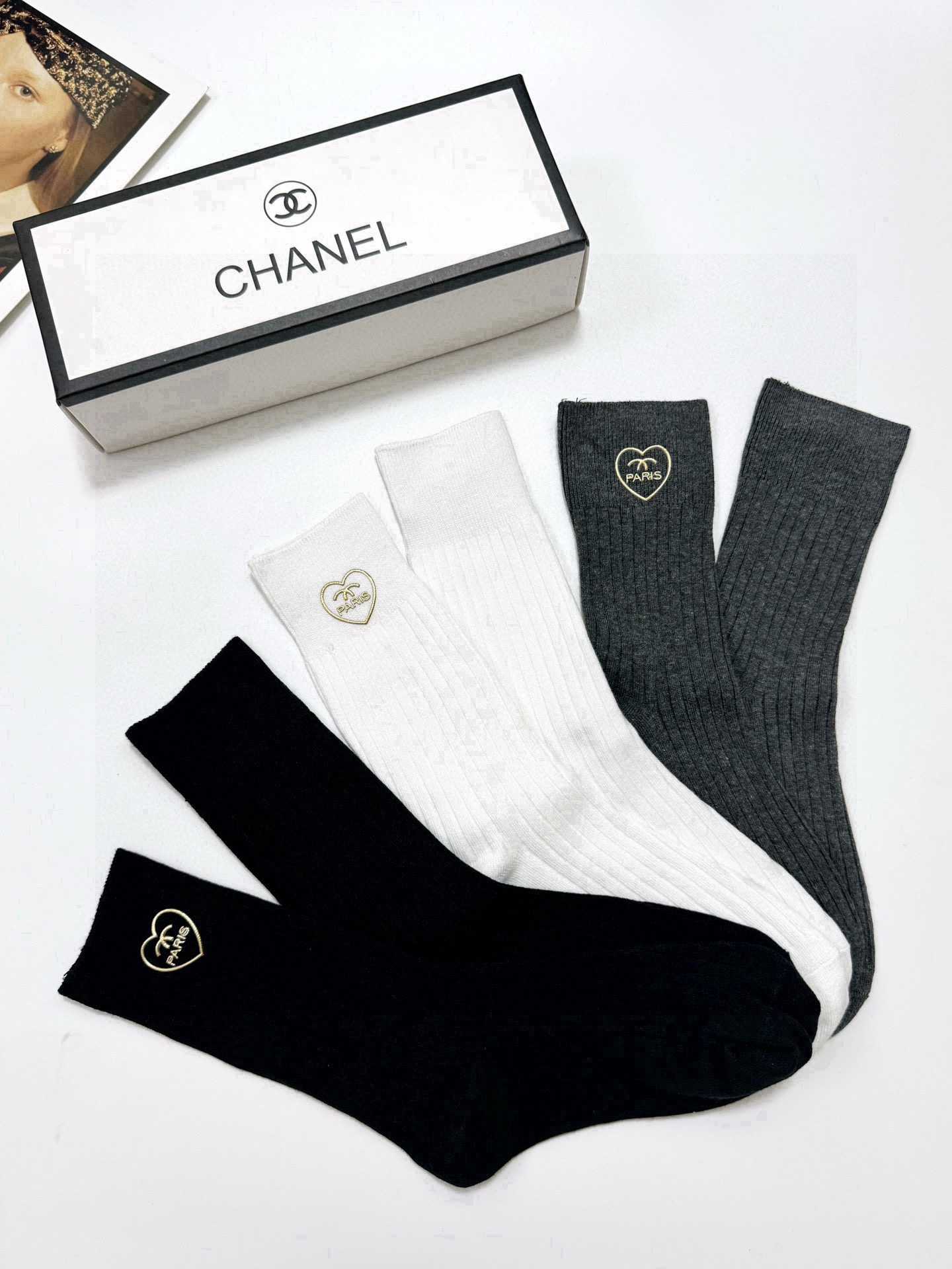   配包装
🌟【一盒3 双】
🌟Chanel 香奈儿 经典字母logo 纯棉中筒袜 小腿袜 
🌟ins爆