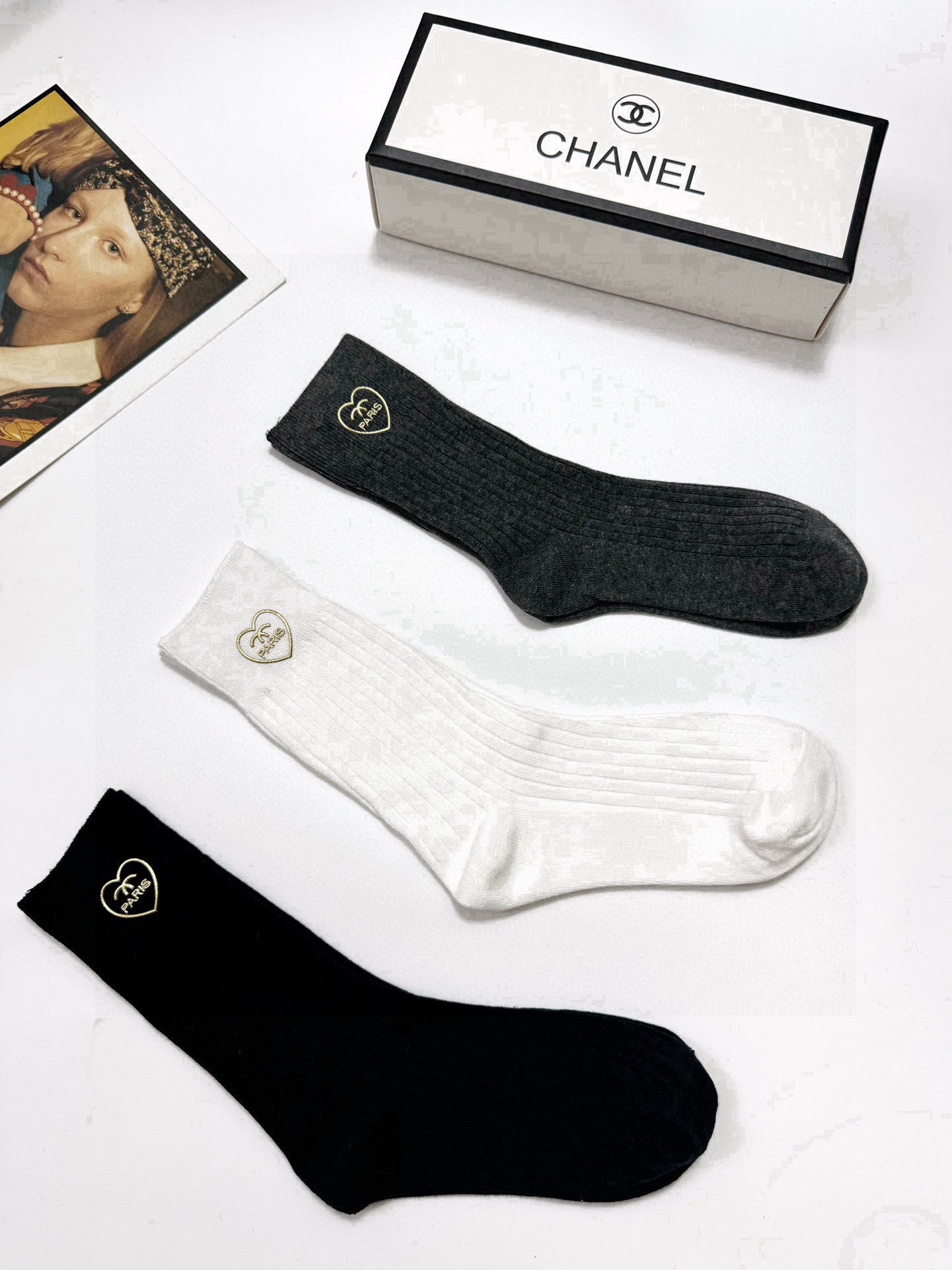   配包装
🌟【一盒3 双】
🌟Chanel 香奈儿 经典字母logo 纯棉中筒袜 小腿袜 
🌟ins爆