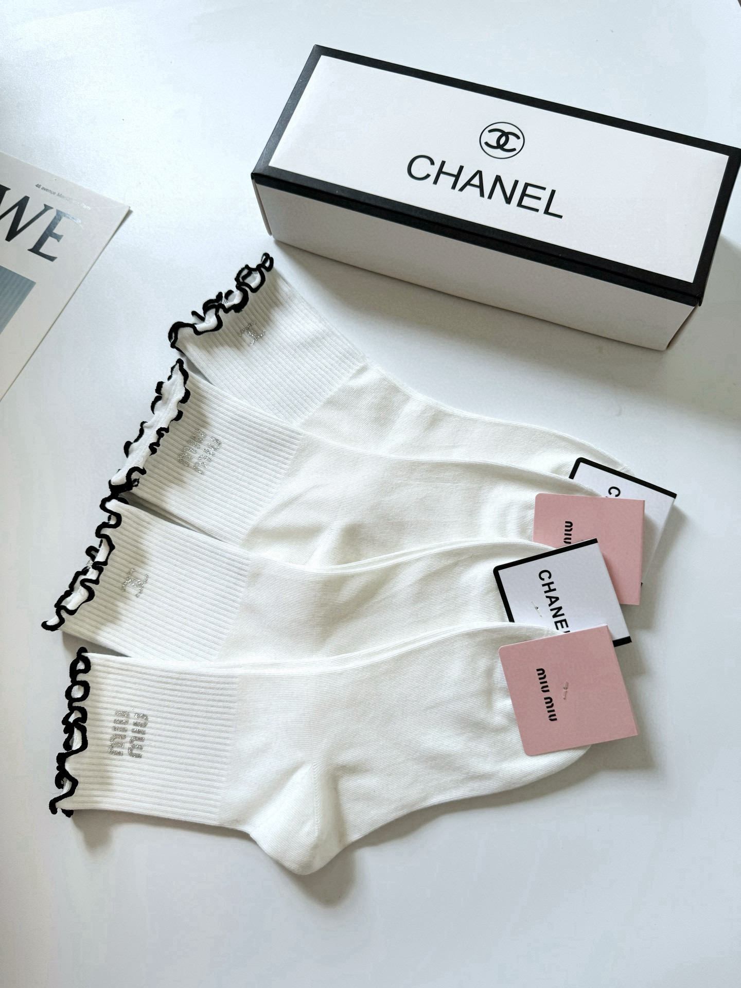  配包装
🌟【一盒4 双】
 🌟缪缪 miumiu /Chanel 香奈儿 经典字母logo 纯棉中筒袜
