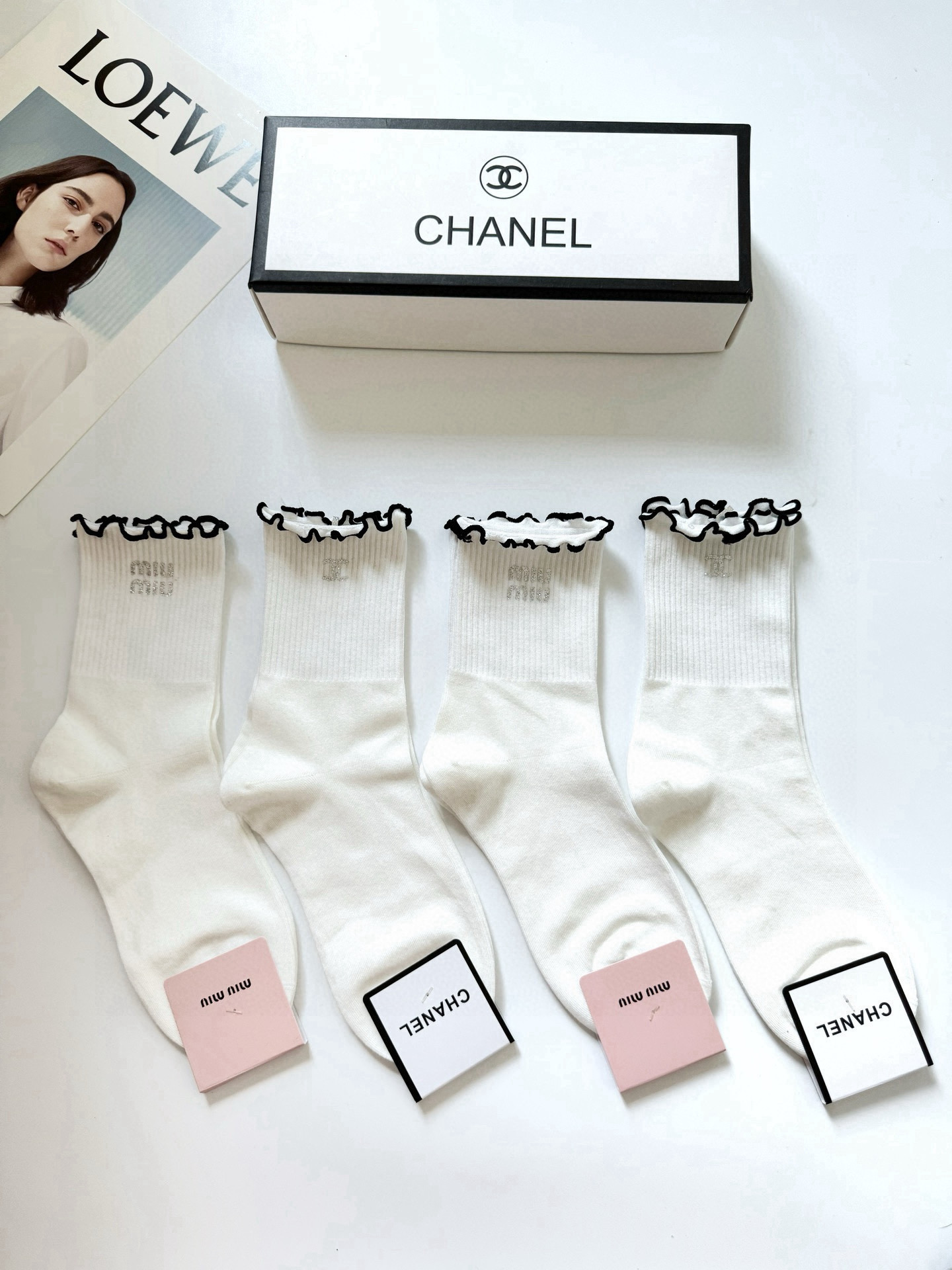  配包装
🌟【一盒4 双】
 🌟缪缪 miumiu /Chanel 香奈儿 经典字母logo 纯棉中筒袜