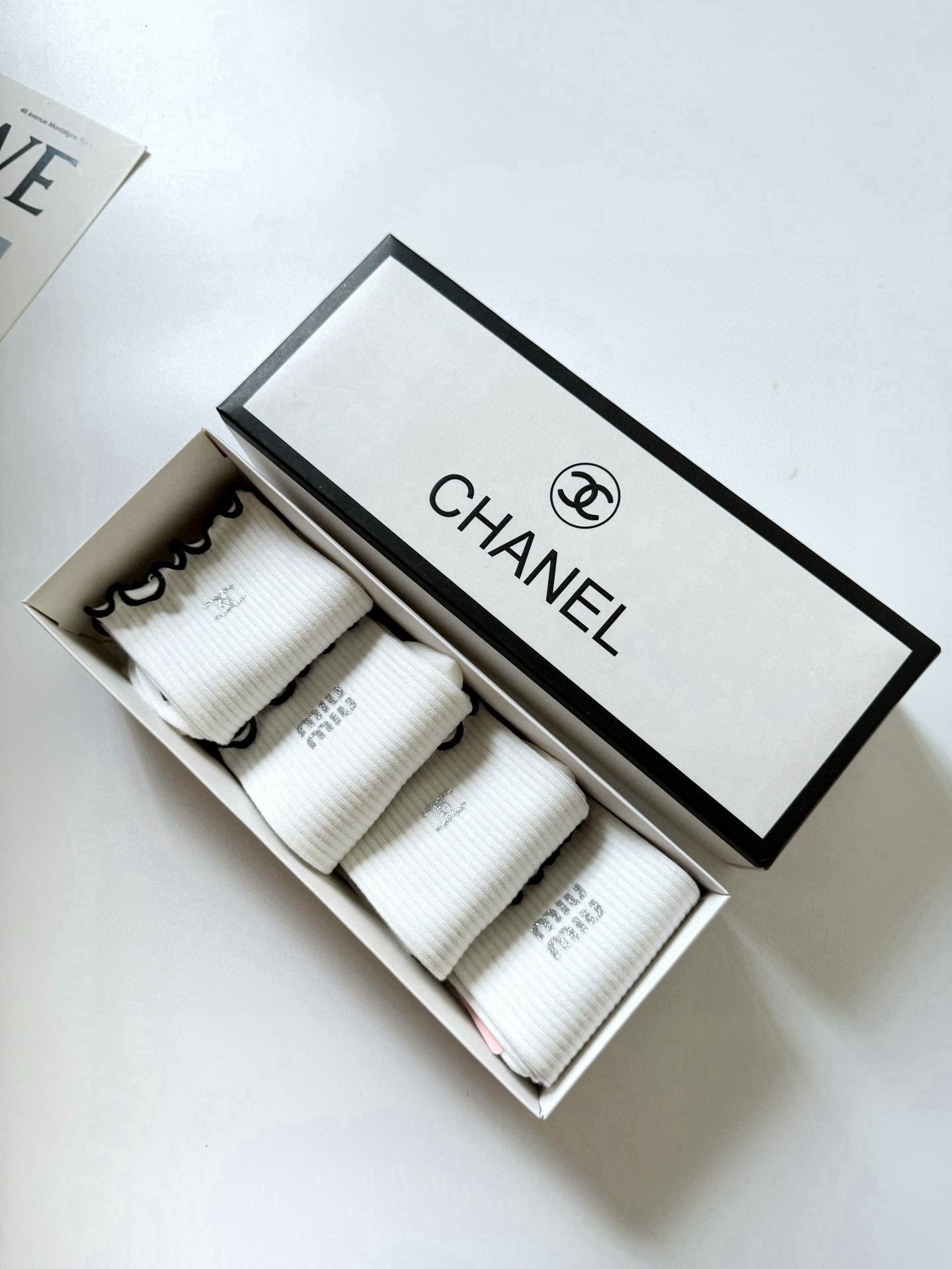  配包装
🌟【一盒4 双】
 🌟缪缪 miumiu /Chanel 香奈儿 经典字母logo 纯棉中筒袜