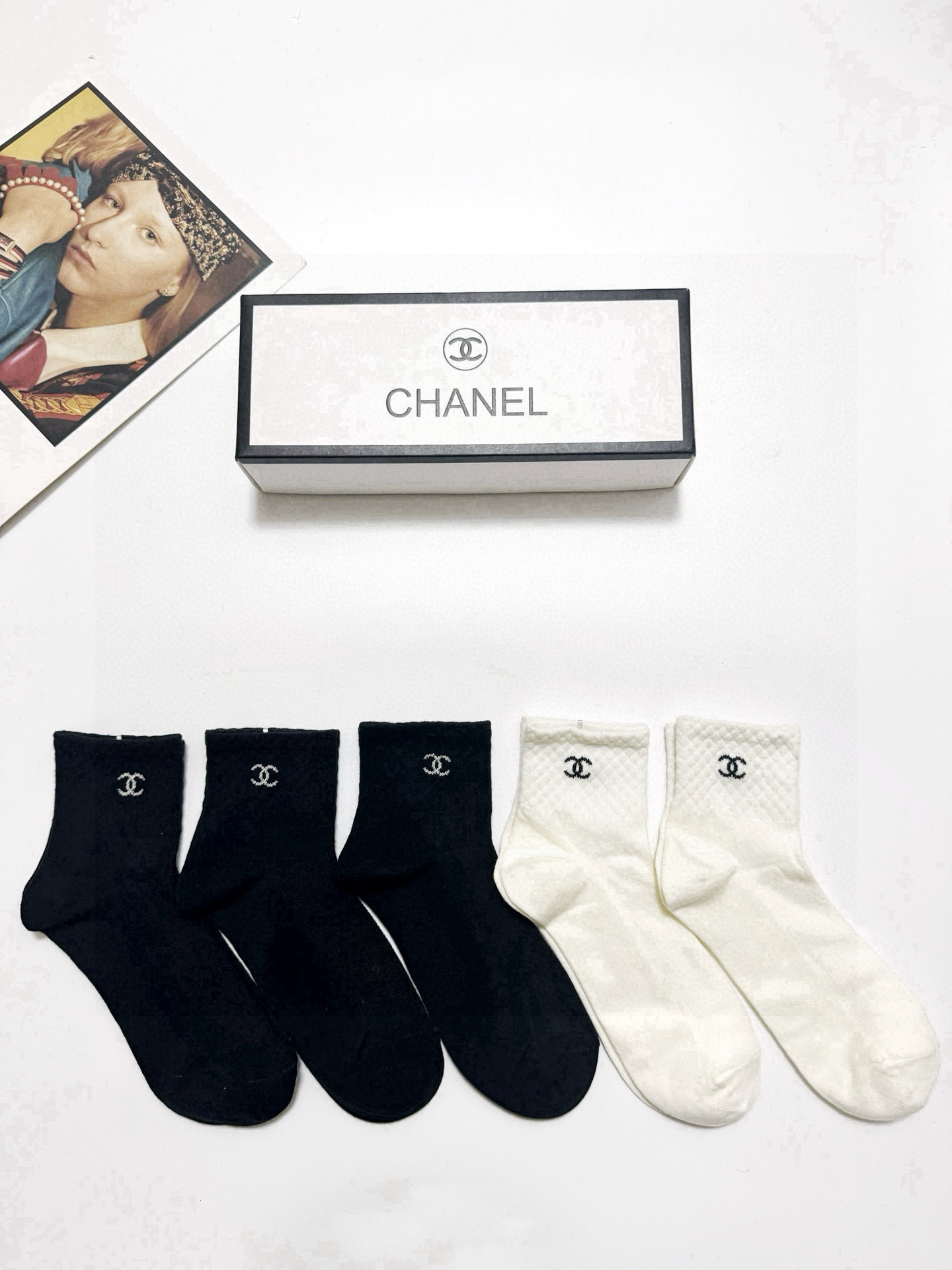  配包装
🌟【一盒5 双】
 🌟Chanel 香奈儿 经典字母logo 纯棉短筒袜 ，ins超火爆短袜，