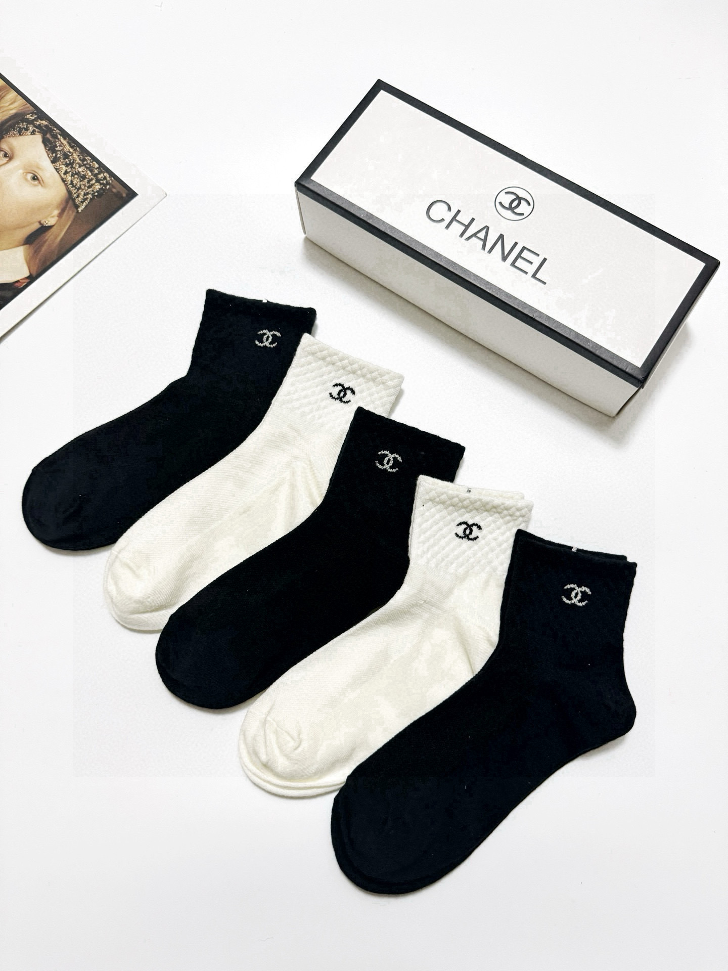  配包装
🌟【一盒5 双】
 🌟Chanel 香奈儿 经典字母logo 纯棉短筒袜 ，ins超火爆短袜，