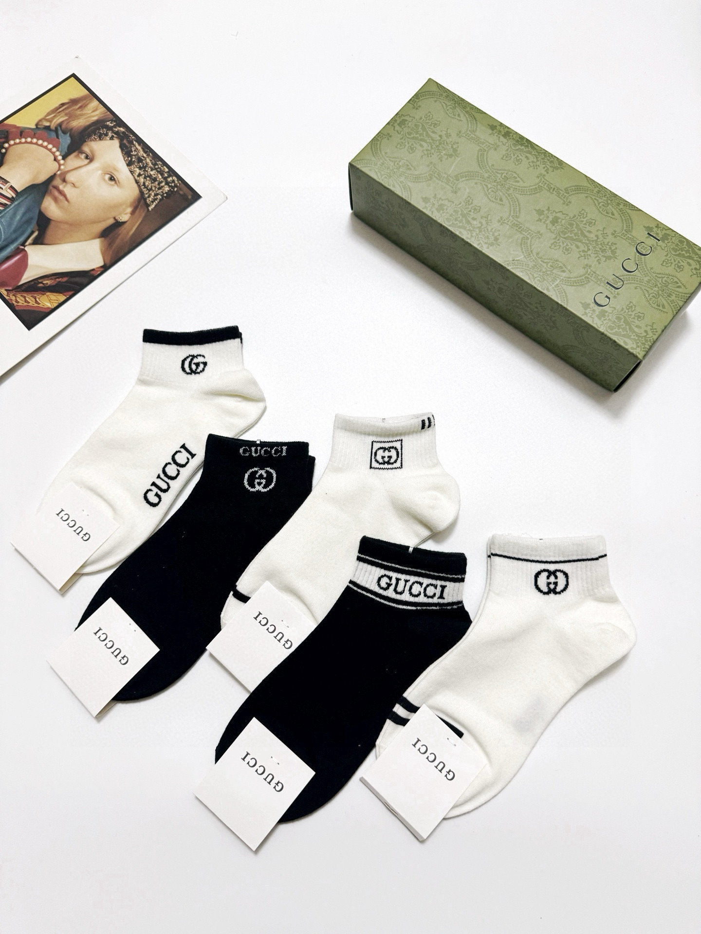  配包装
🌟【一盒5 双】
 🌟Gucci 古琦 经典字母logo 纯棉短袜 ，ins超火爆短袜，纯棉面