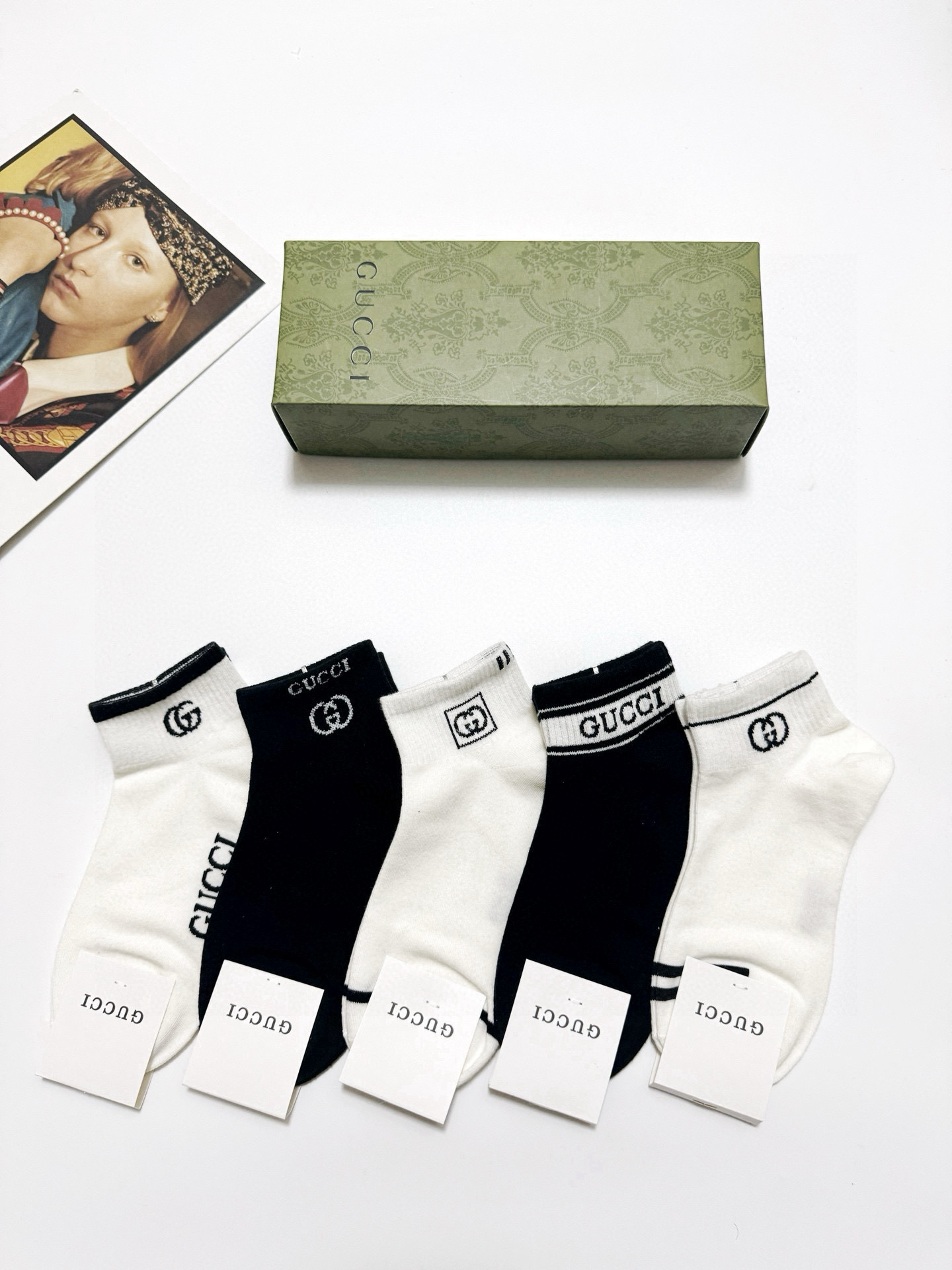  配包装
🌟【一盒5 双】
 🌟Gucci 古琦 经典字母logo 纯棉短袜 ，ins超火爆短袜，纯棉面