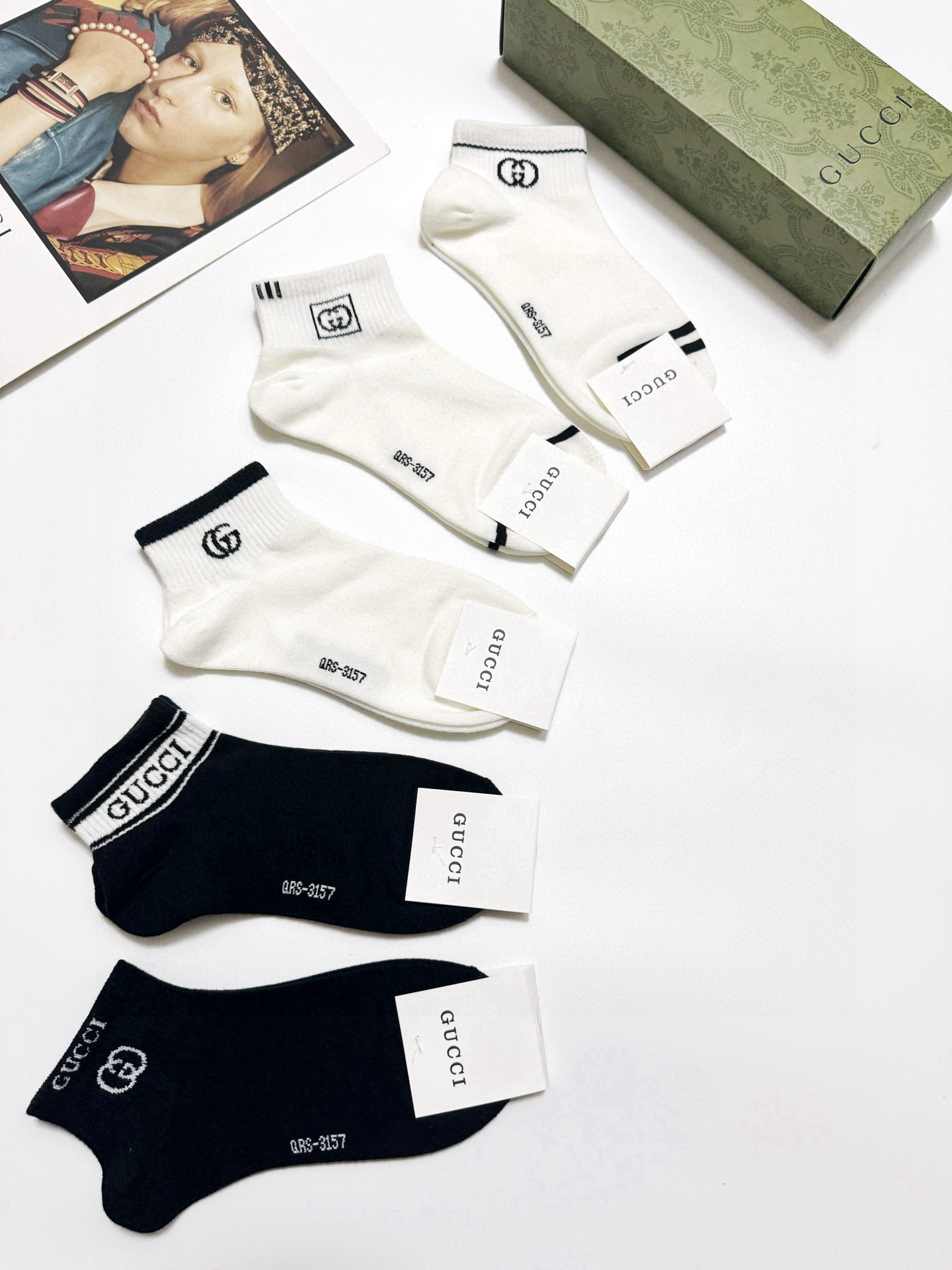  配包装
🌟【一盒5 双】
 🌟Gucci 古琦 经典字母logo 纯棉短袜 ，ins超火爆短袜，纯棉面