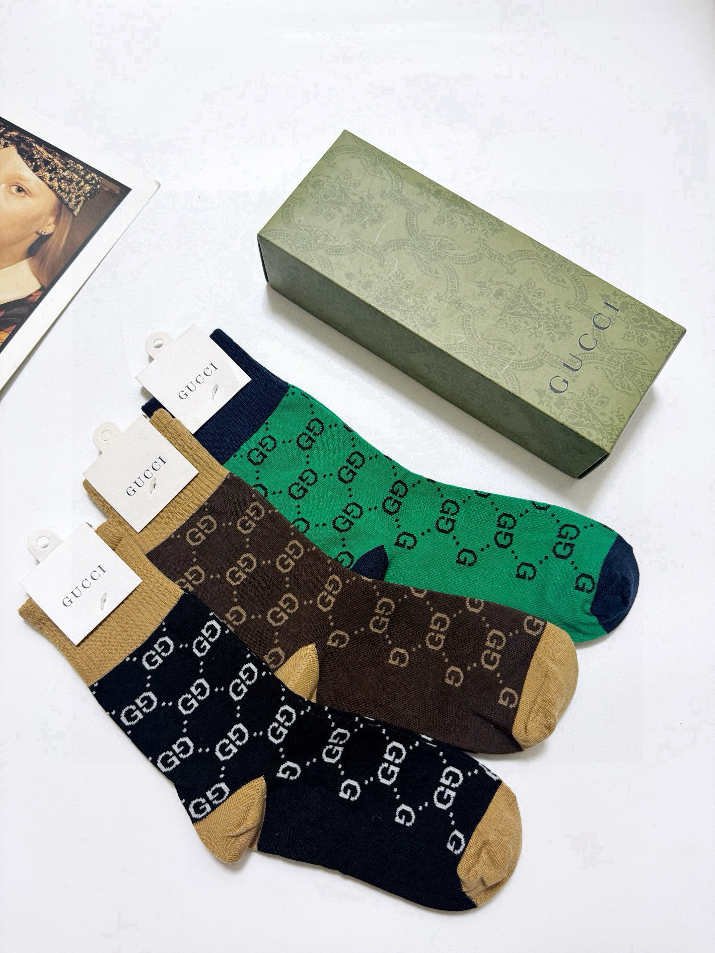  配包装
🌟【一盒3双】
🌟Gucci 古琦 经典字母 logo 纯棉 中筒袜  ！超级软糯亲肤！
🌟i