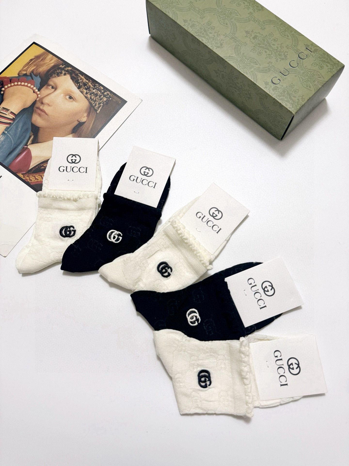  配包装
🌟【一盒5双】
🌟Gucci 古琦 经典字母 logo 纯棉 中筒空调袜  ！超级软糯亲肤！

