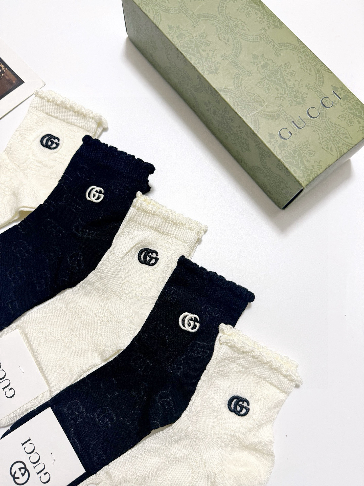  配包装
🌟【一盒5双】
🌟Gucci 古琦 经典字母 logo 纯棉 中筒空调袜  ！超级软糯亲肤！
