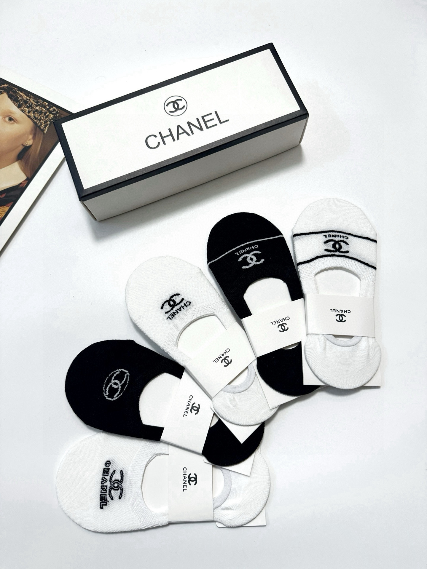  配包装
🌟【一盒5双】
 🌟Chanel 香奈儿 经典字母logo 纯棉船袜   ，ins超火爆空调袜