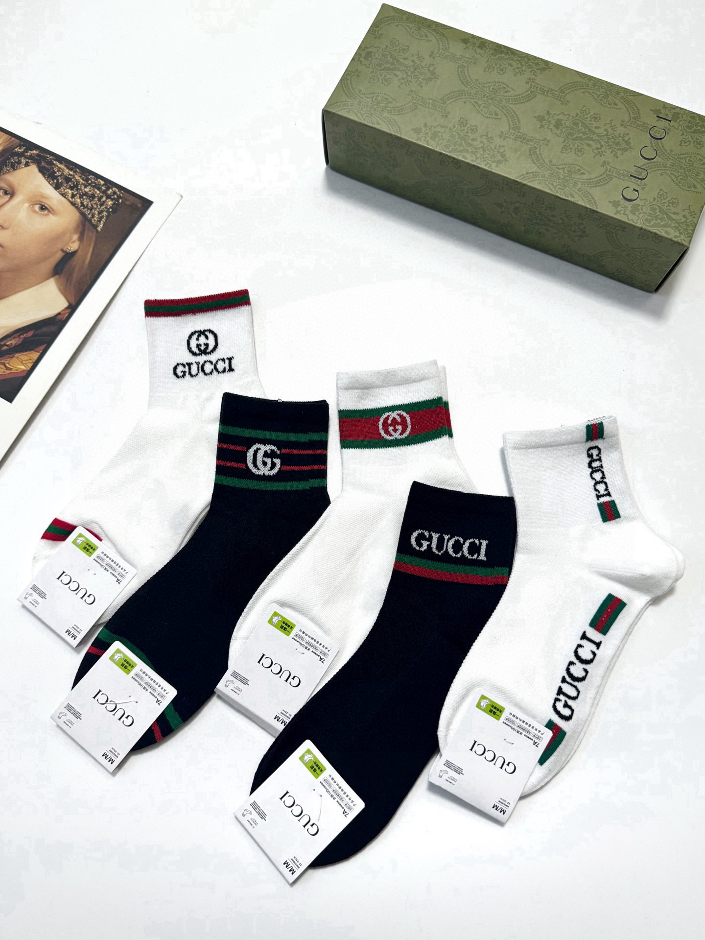  配包装
🌟【一盒5 双】
🌟Gucci 古琦 经典字母 logo 纯棉 短袜，空调袜  ！超级软糯亲肤