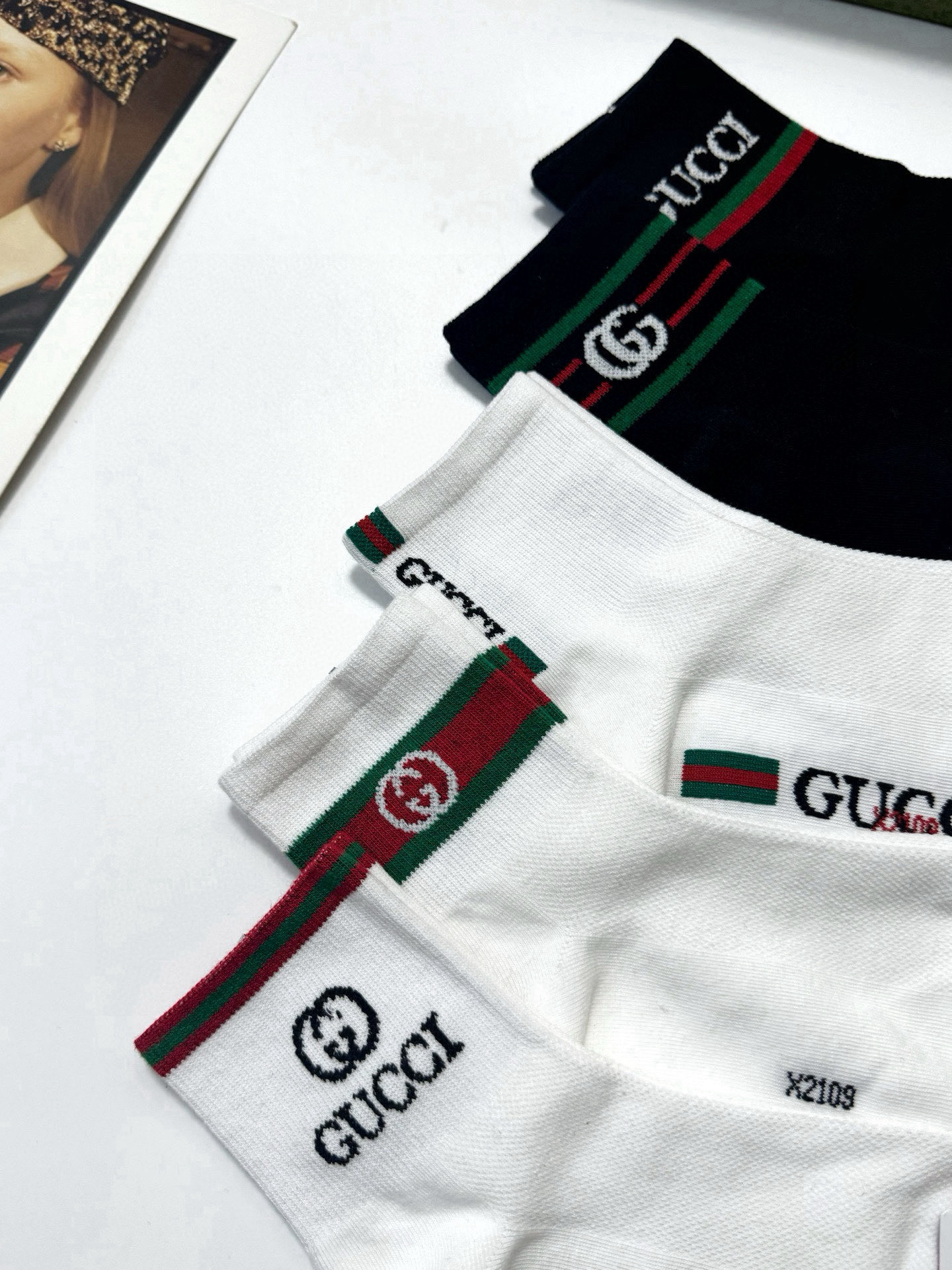  配包装
🌟【一盒5 双】
🌟Gucci 古琦 经典字母 logo 纯棉 短袜，空调袜  ！超级软糯亲肤