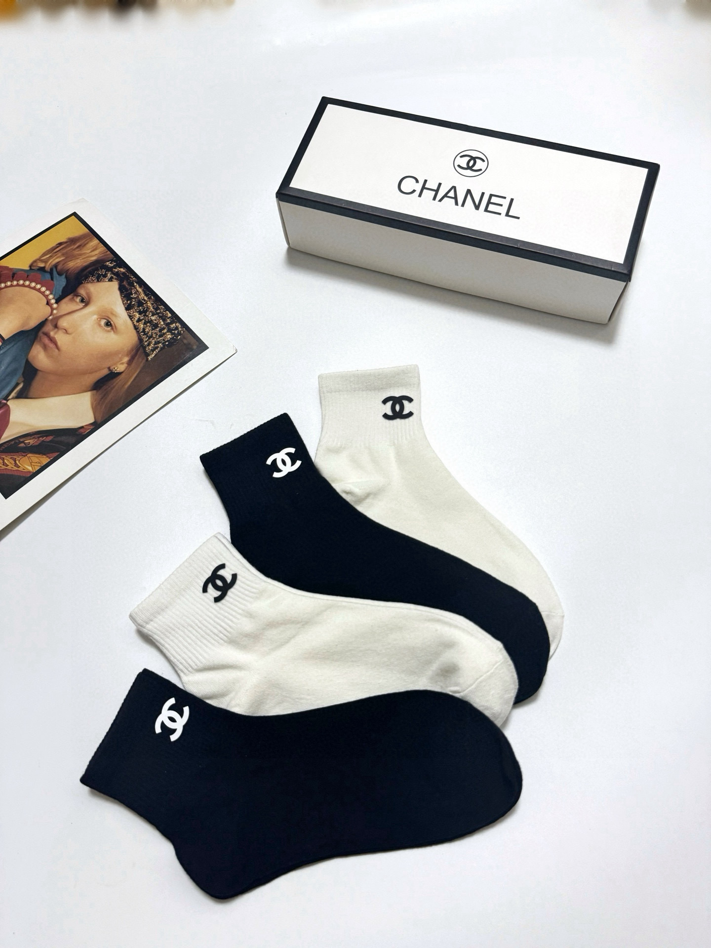  配包装
🌟【一盒4双】
🌟Chanel 香奈儿 经典字母logo 纯棉短筒袜 经典纯色短袜
🌟ins爆