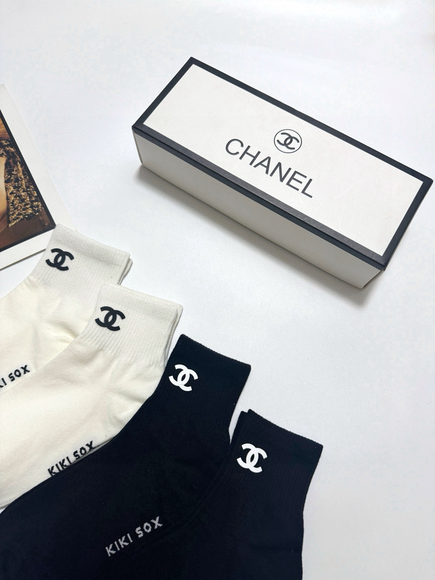  配包装
🌟【一盒4双】
🌟Chanel 香奈儿 经典字母logo 纯棉短筒袜 经典纯色短袜
🌟ins爆