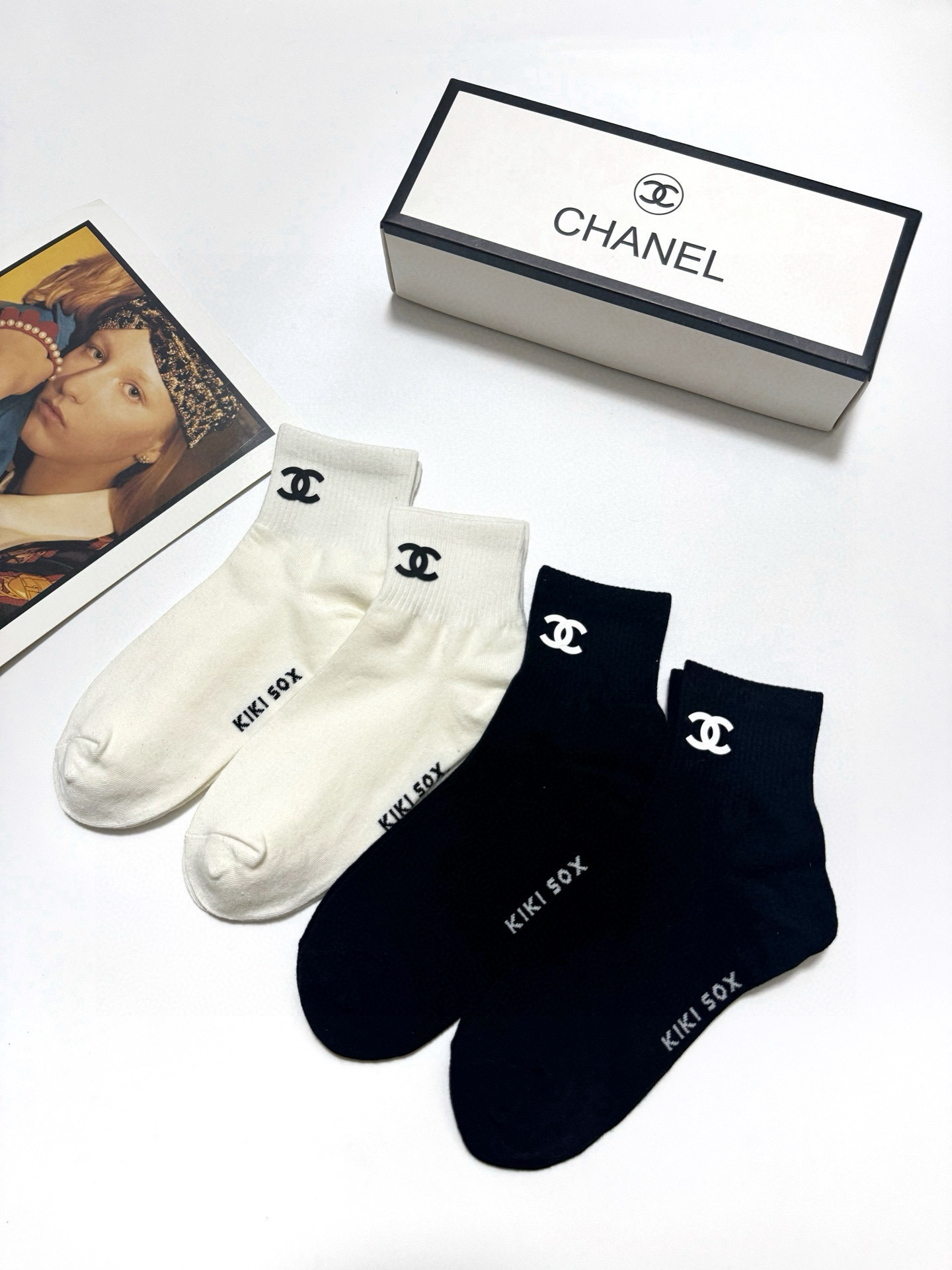  配包装
🌟【一盒4双】
🌟Chanel 香奈儿 经典字母logo 纯棉短筒袜 经典纯色短袜
🌟ins爆