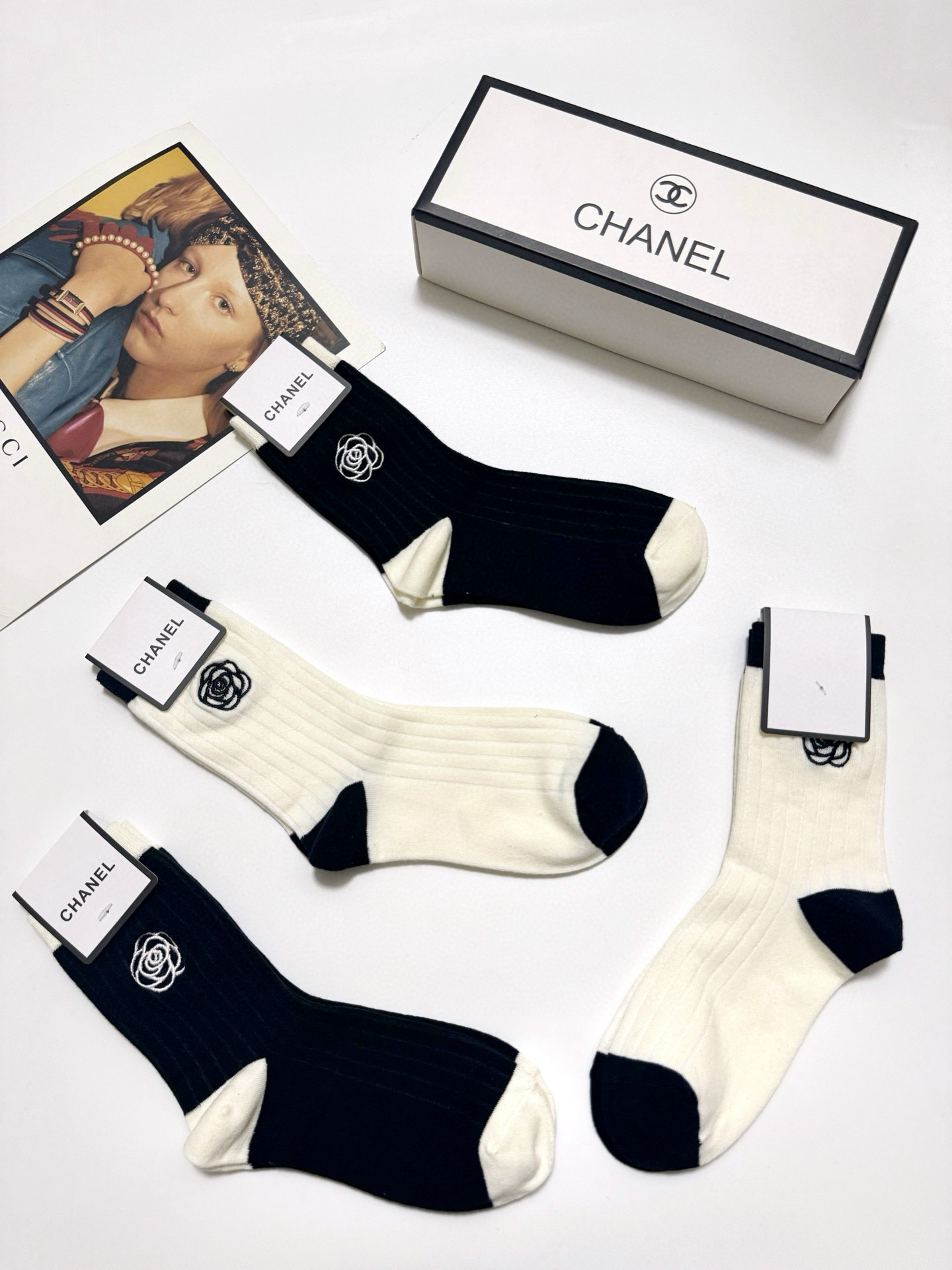  配包装
🌟【一盒4 双】
 🌟Chanel 香奈儿 经典山茶花刺绣 logo纯棉 中筒袜  ins超火