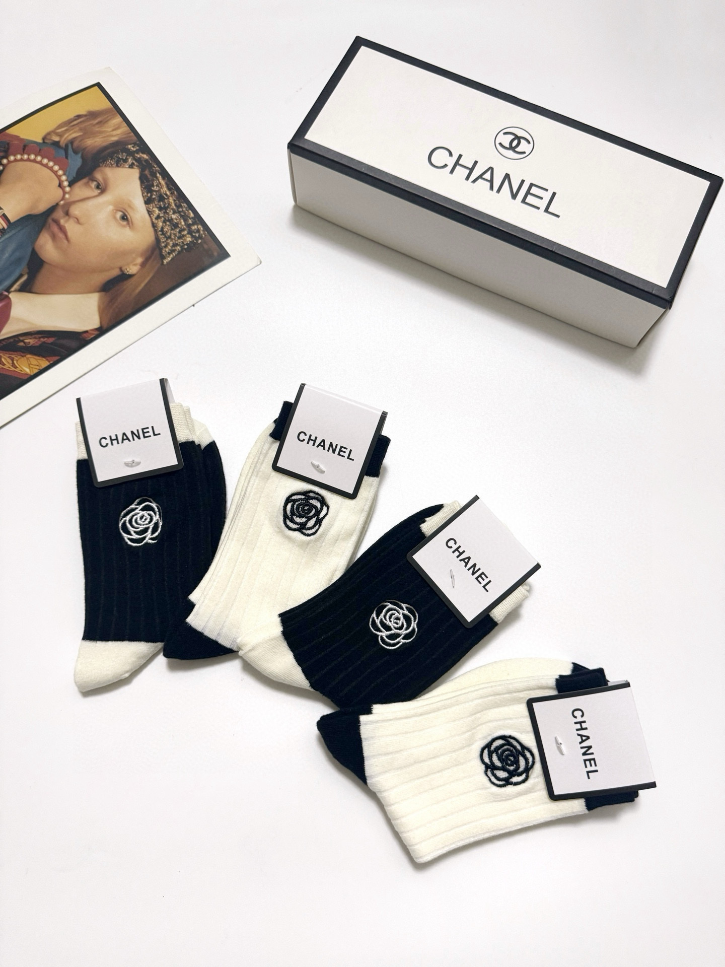  配包装
🌟【一盒4 双】
 🌟Chanel 香奈儿 经典山茶花刺绣 logo纯棉 中筒袜  ins超火