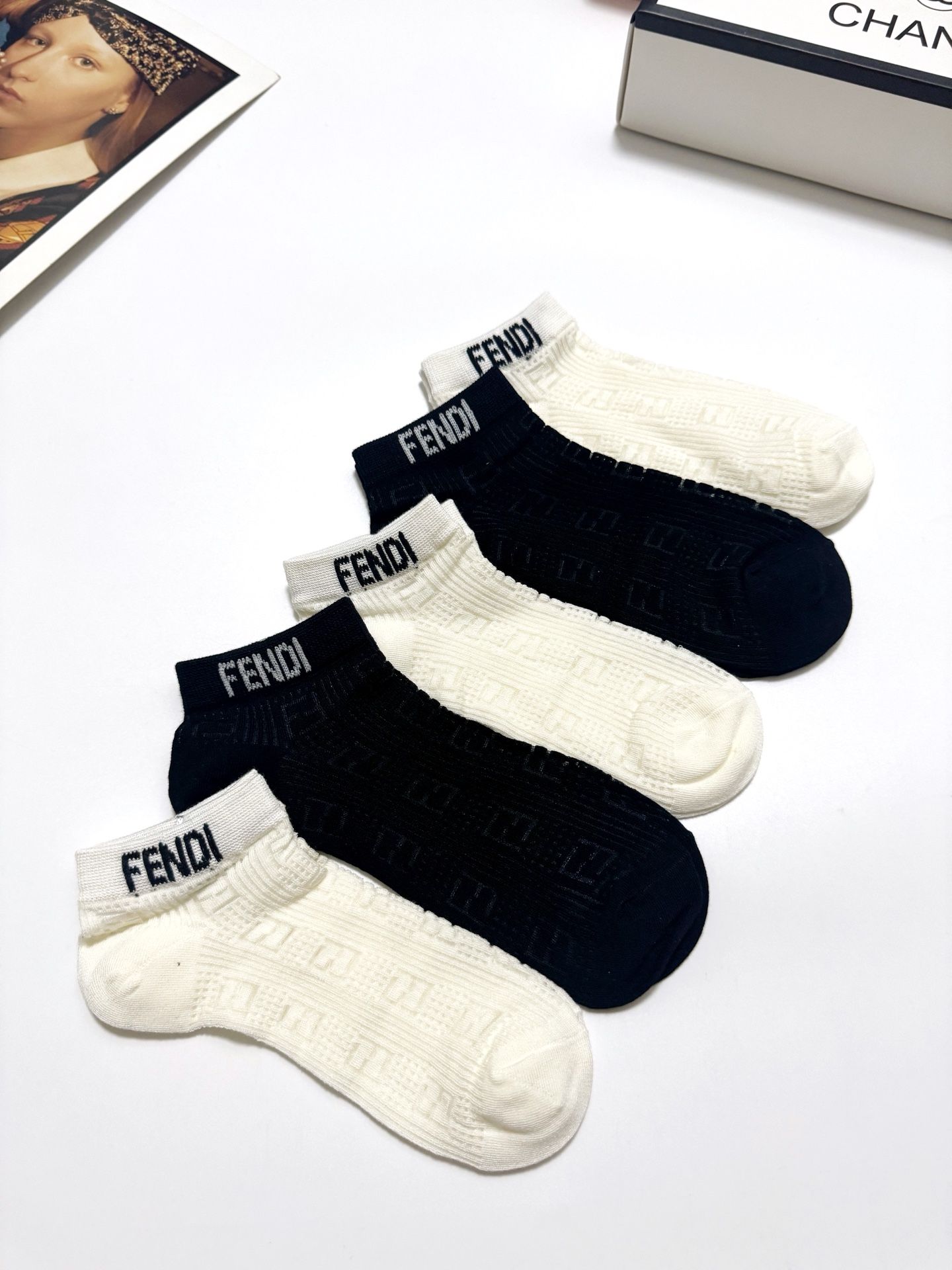  配包装
🌟【一盒5 双】
🌟Fendi 芬迪 经典字母 logo 纯棉 网眼透气船袜  ！超级软糯亲肤
