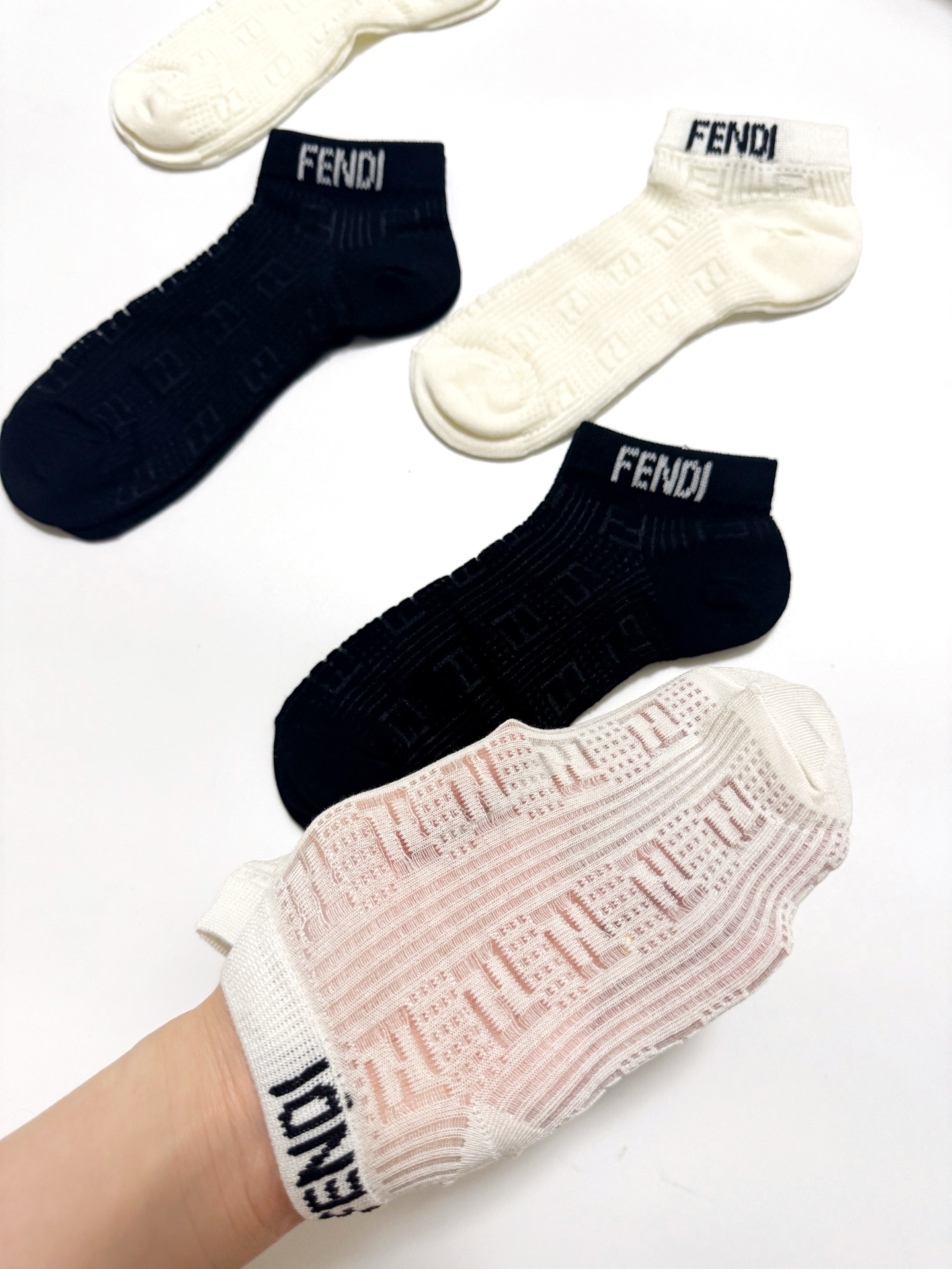 配包装
🌟【一盒5 双】
🌟Fendi 芬迪 经典字母 logo 纯棉 网眼透气船袜  ！超级软糯亲肤