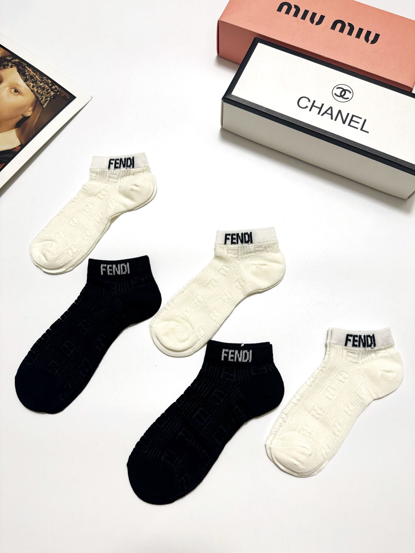  配包装
🌟【一盒5 双】
🌟Fendi 芬迪 经典字母 logo 纯棉 网眼透气船袜  ！超级软糯亲肤