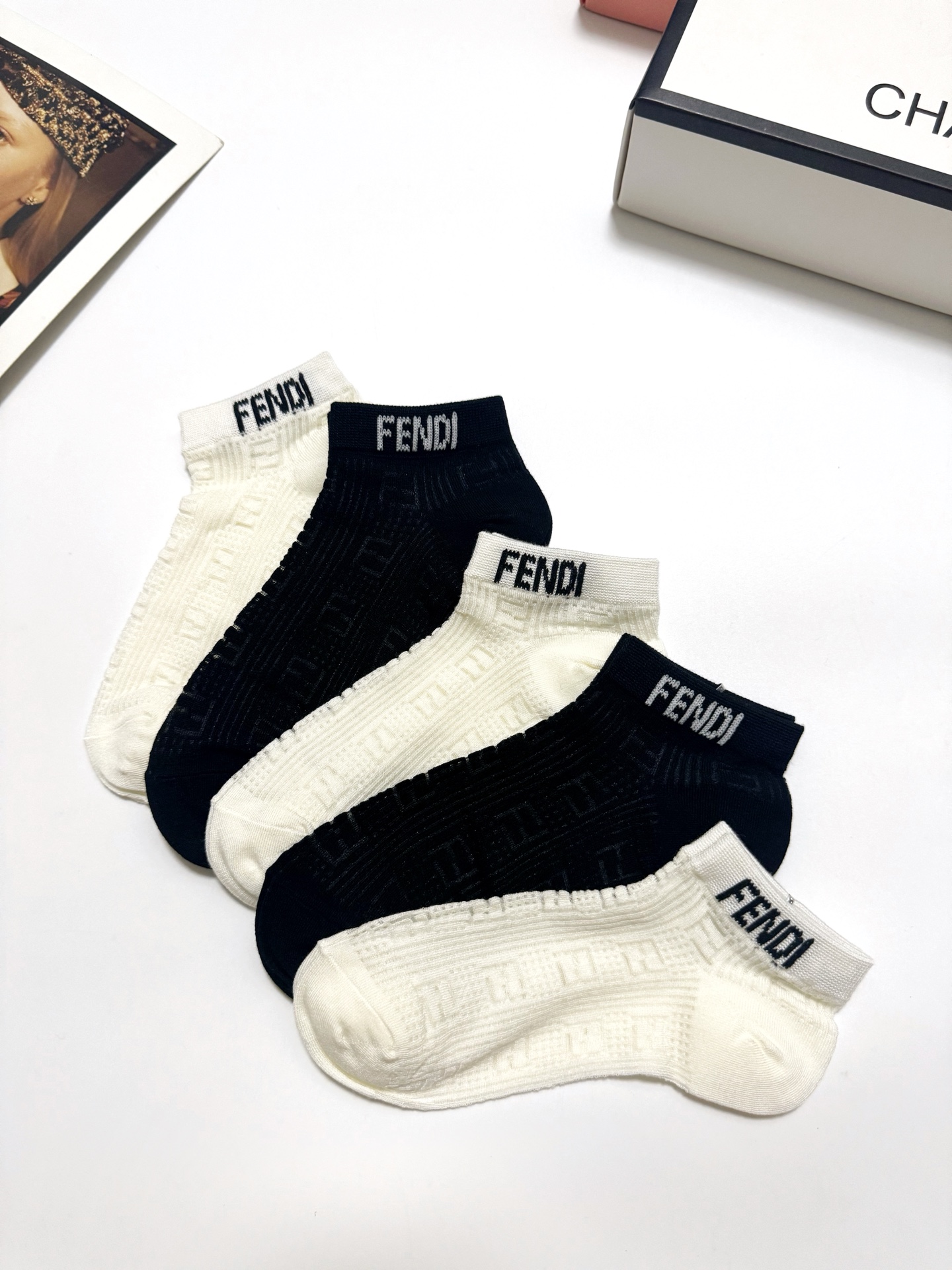  配包装
🌟【一盒5 双】
🌟Fendi 芬迪 经典字母 logo 纯棉 网眼透气船袜  ！超级软糯亲肤