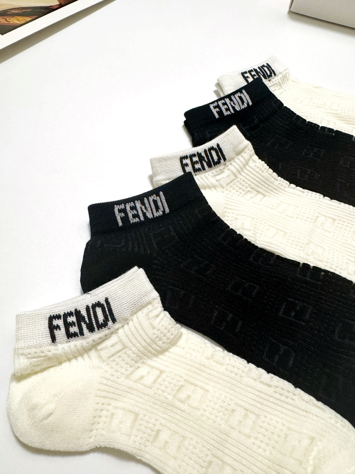  配包装
🌟【一盒5 双】
🌟Fendi 芬迪 经典字母 logo 纯棉 网眼透气船袜  ！超级软糯亲肤