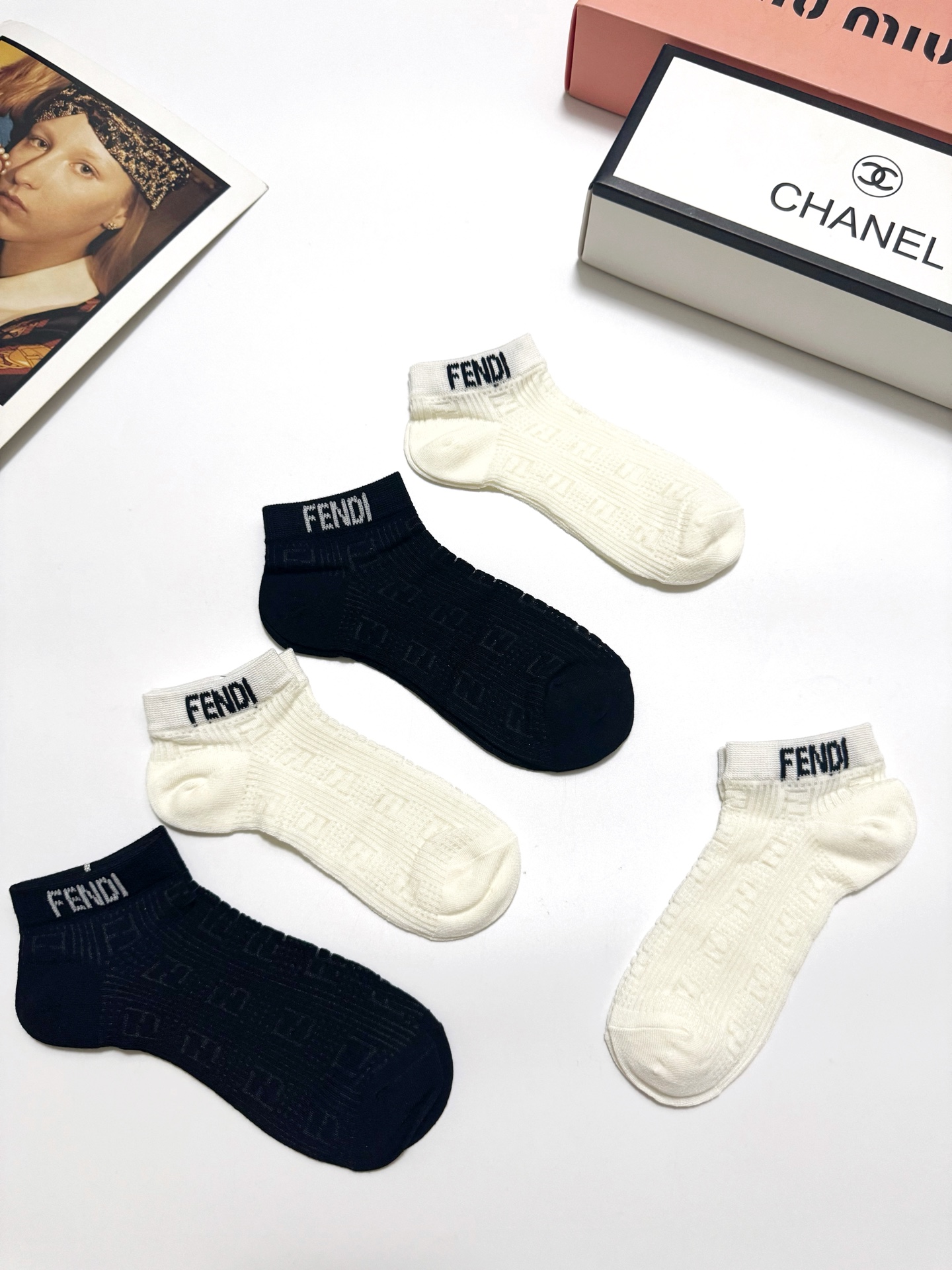  配包装
🌟【一盒5 双】
🌟Fendi 芬迪 经典字母 logo 纯棉 网眼透气船袜  ！超级软糯亲肤