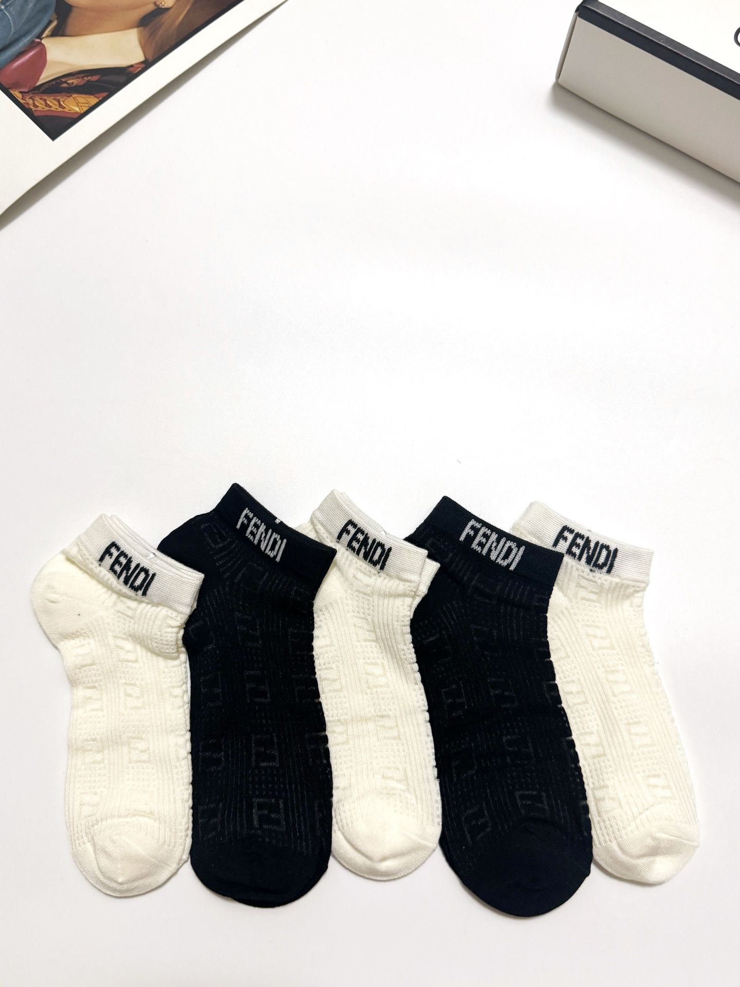  配包装
🌟【一盒5 双】
🌟Fendi 芬迪 经典字母 logo 纯棉 网眼透气船袜  ！超级软糯亲肤